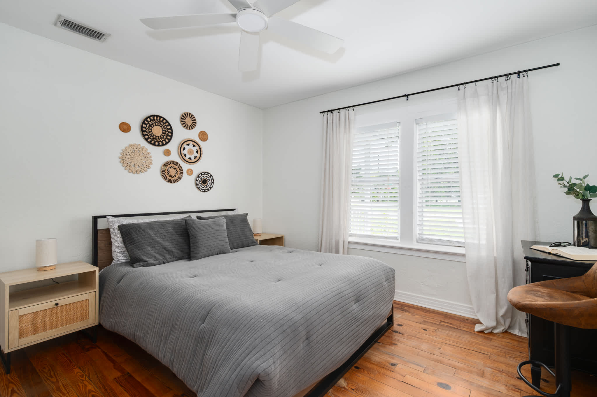 Cozy home w/full kitchen & workspace