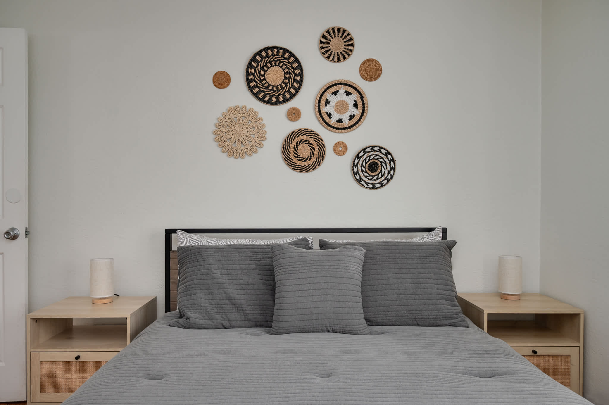 Cozy home w/full kitchen & workspace