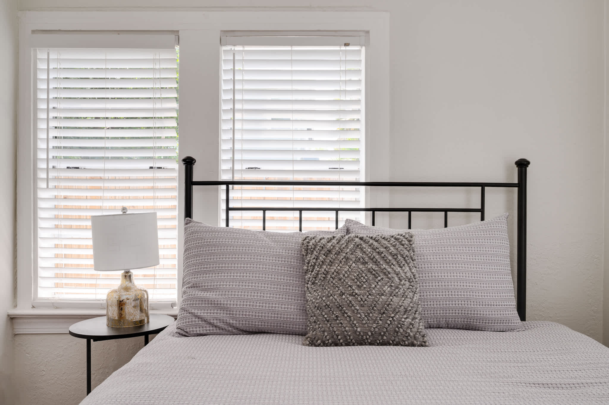 Cozy home w/full kitchen & workspace