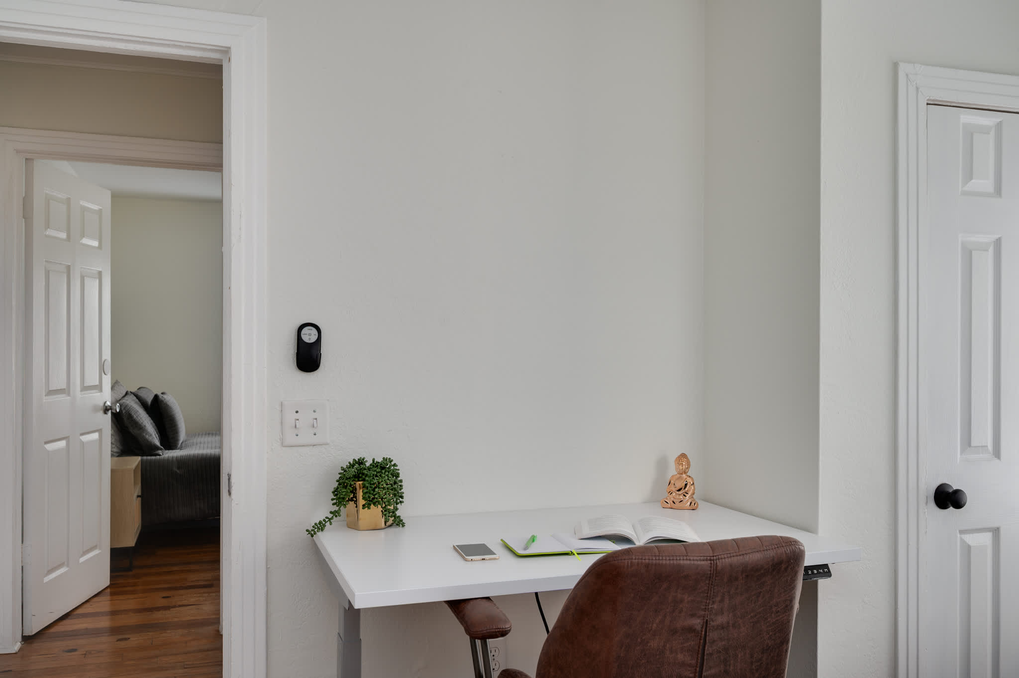 Cozy home w/full kitchen & workspace