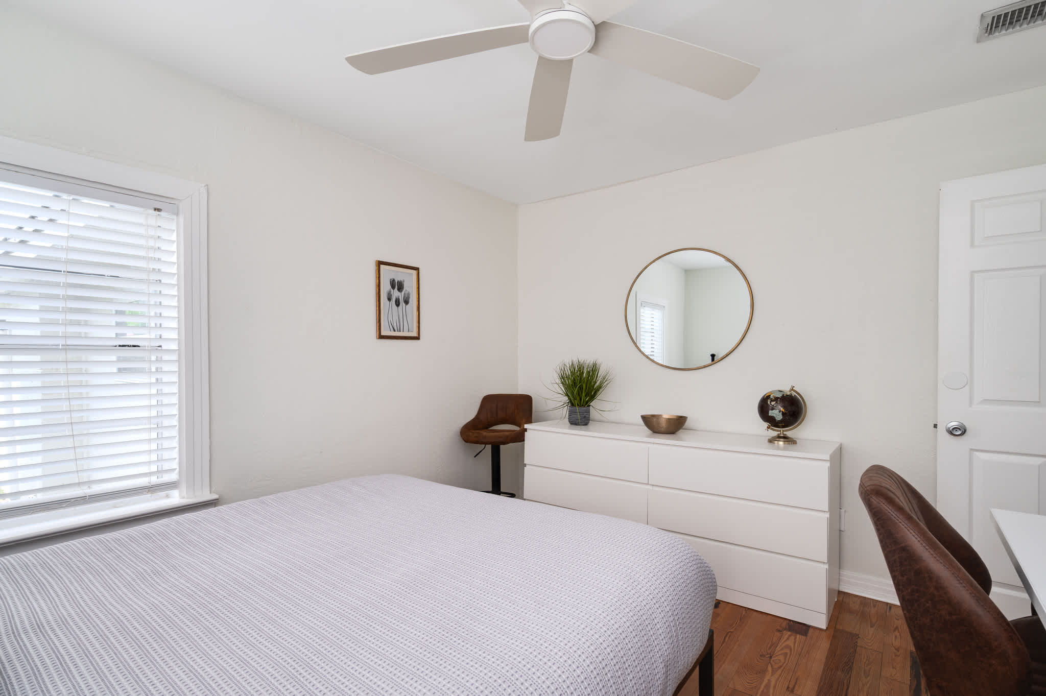 Cozy home w/full kitchen & workspace