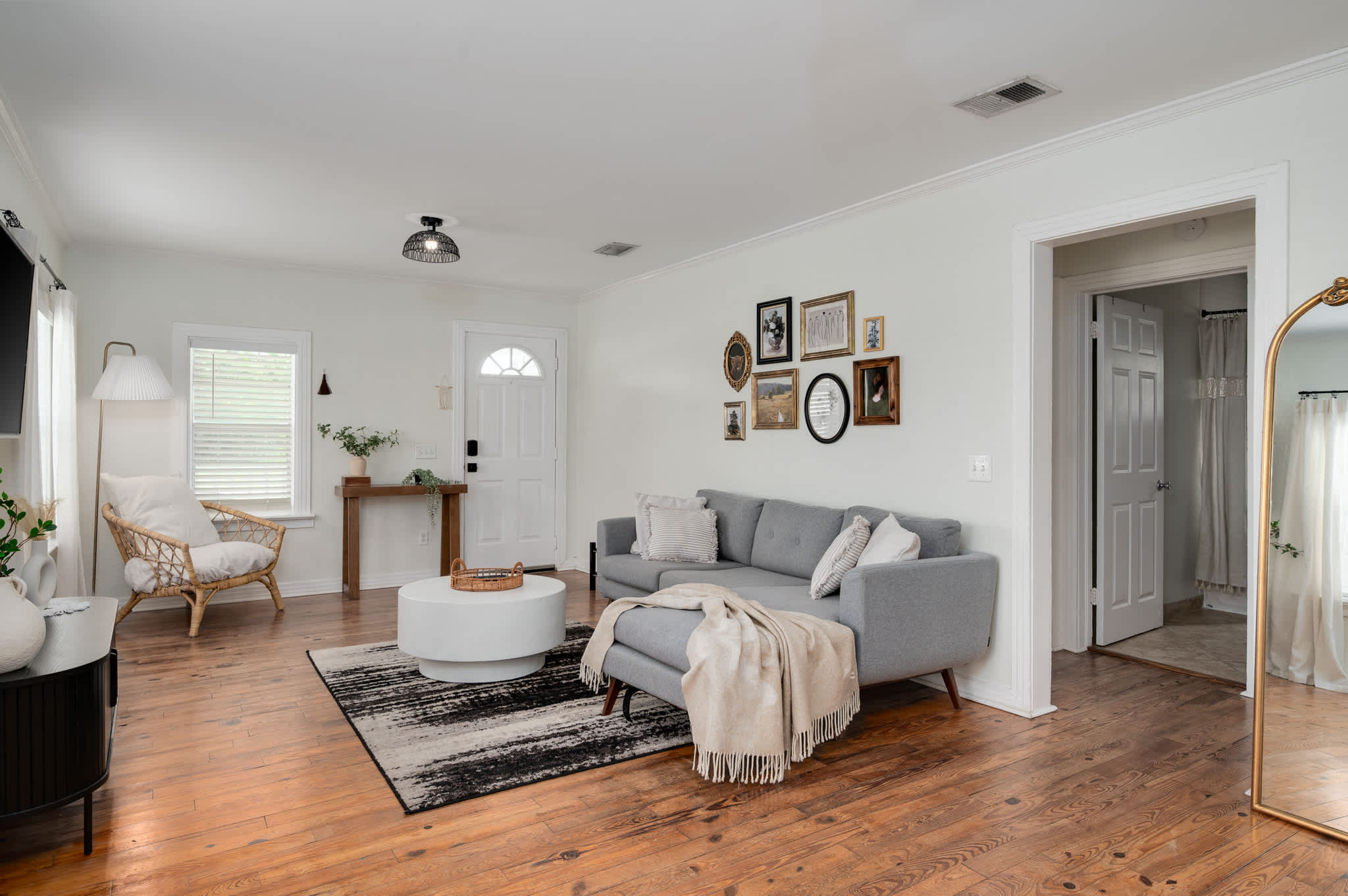 Cozy home w/full kitchen & workspace