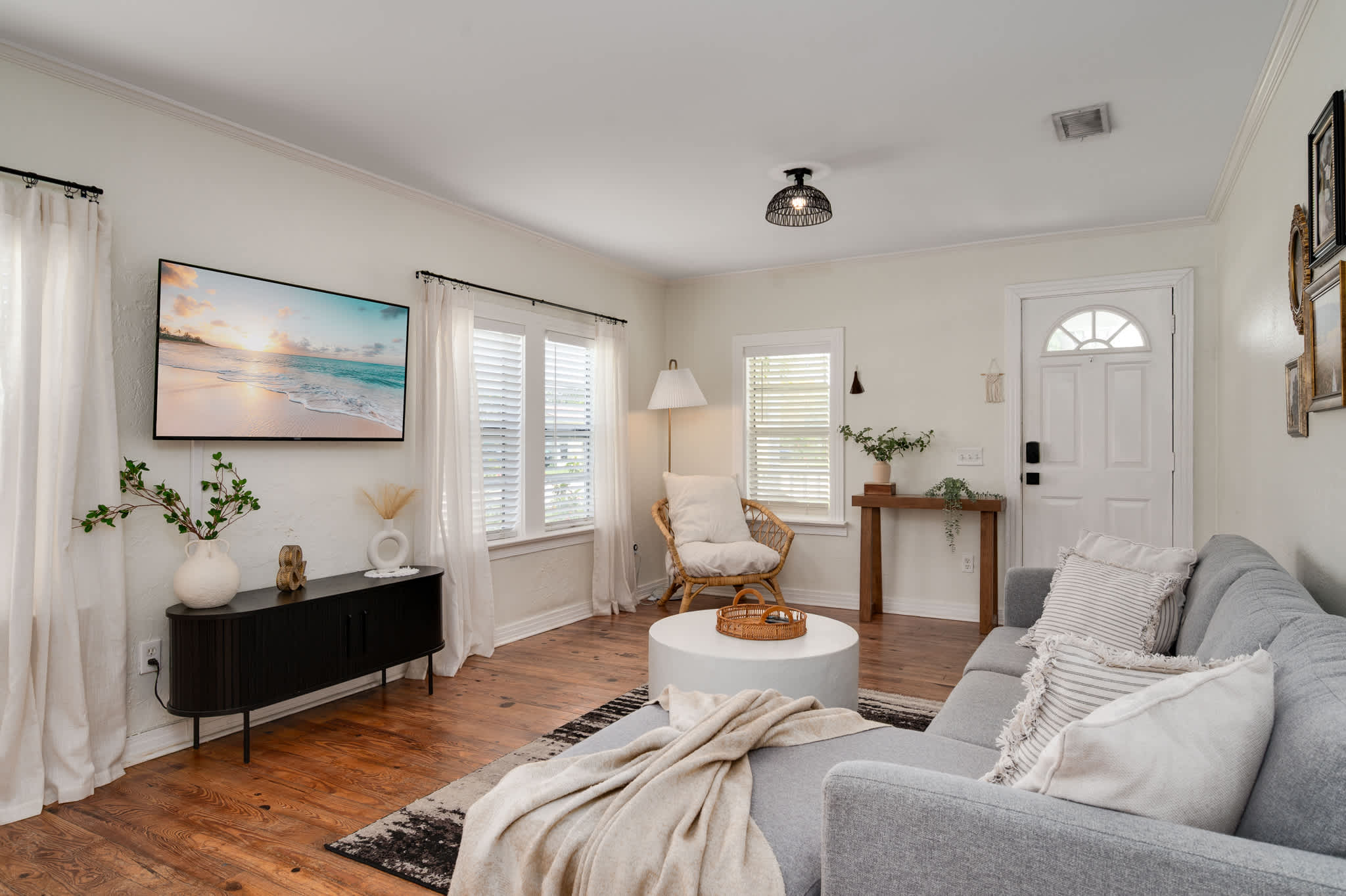 Make yourself at home in this comfortable and beautifully decorated living room, ideal for relaxation and quality time.
