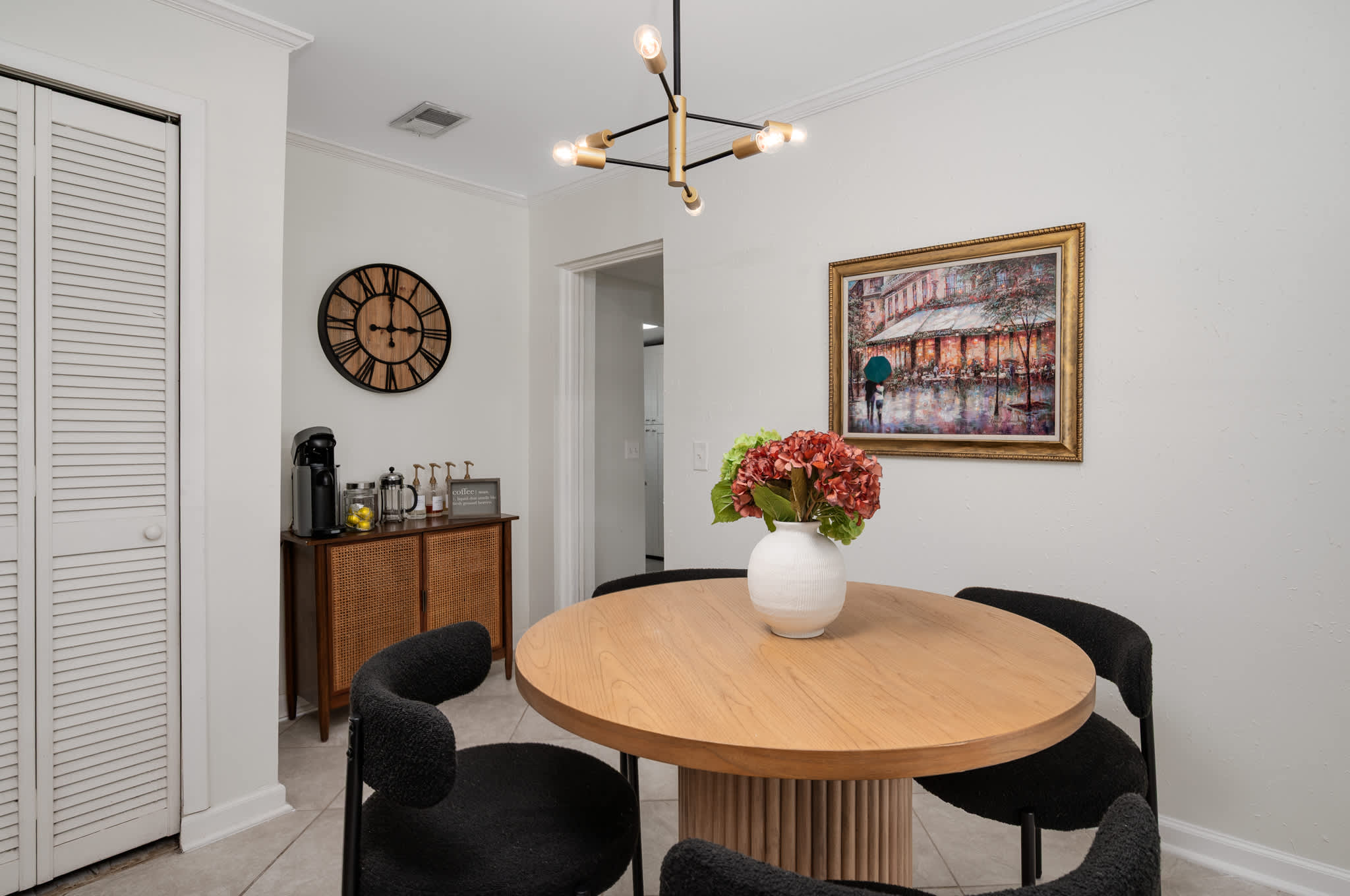 Cozy home w/full kitchen & workspace