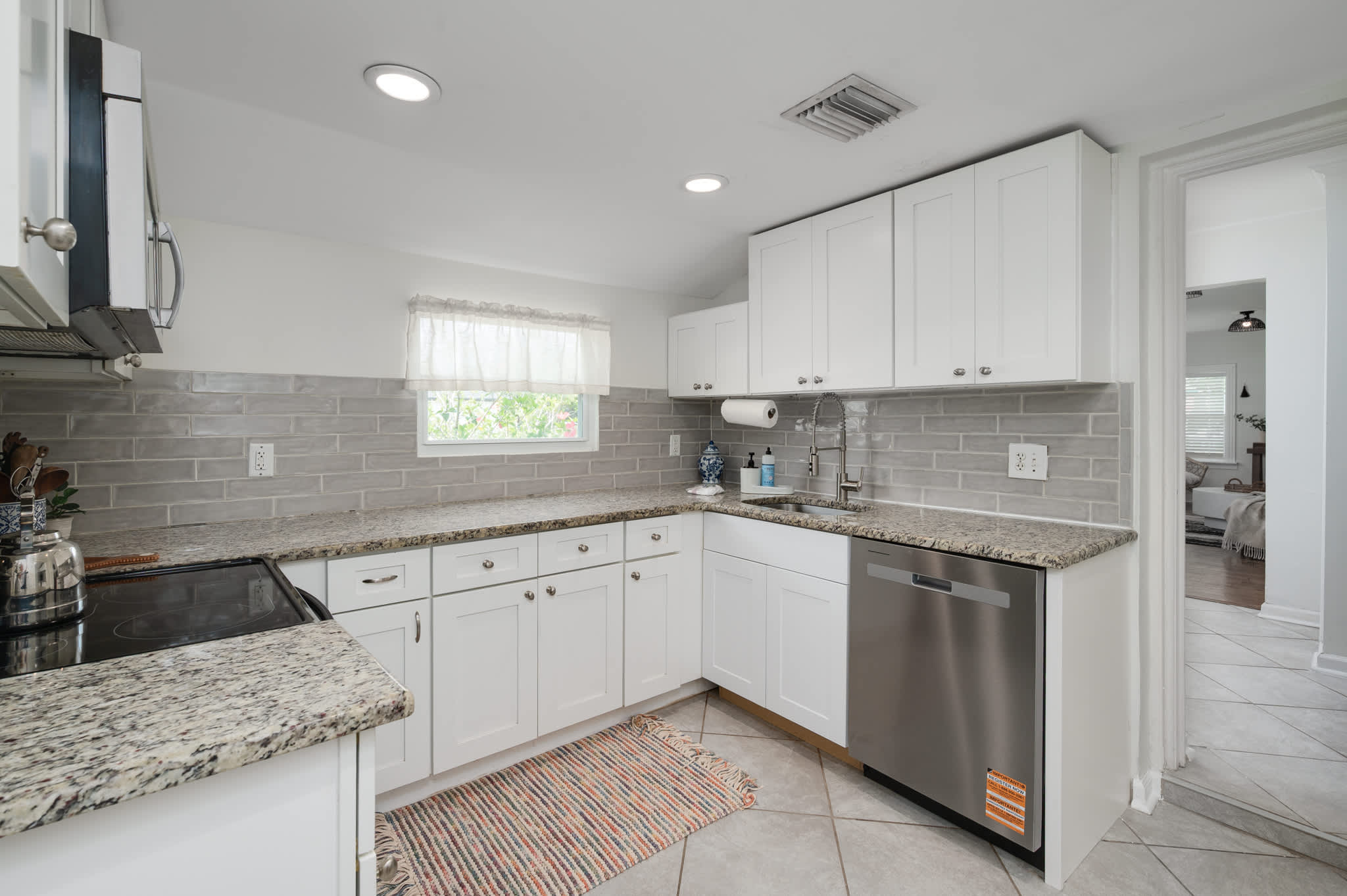 Cozy home w/full kitchen & workspace