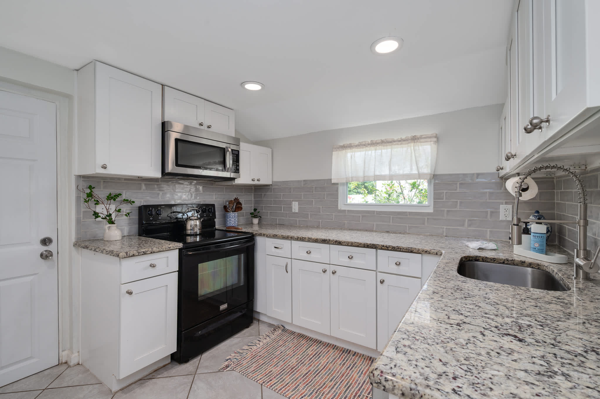 Cozy home w/full kitchen & workspace