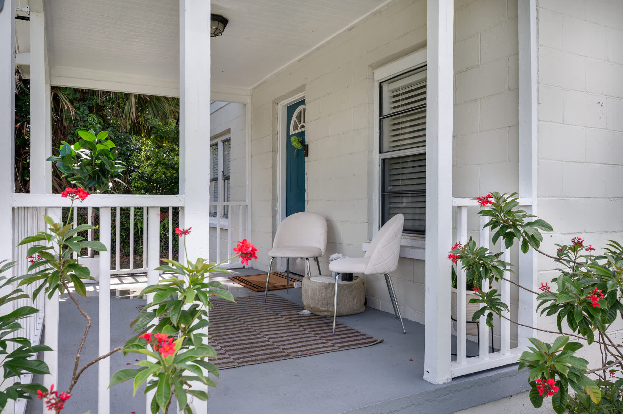 Cozy home w/full kitchen & workspace