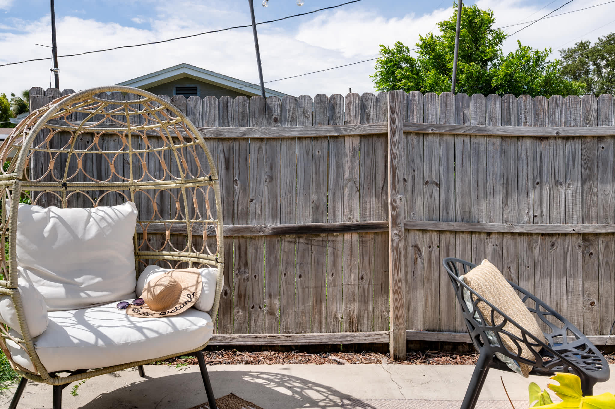 Cozy home w/full kitchen & workspace