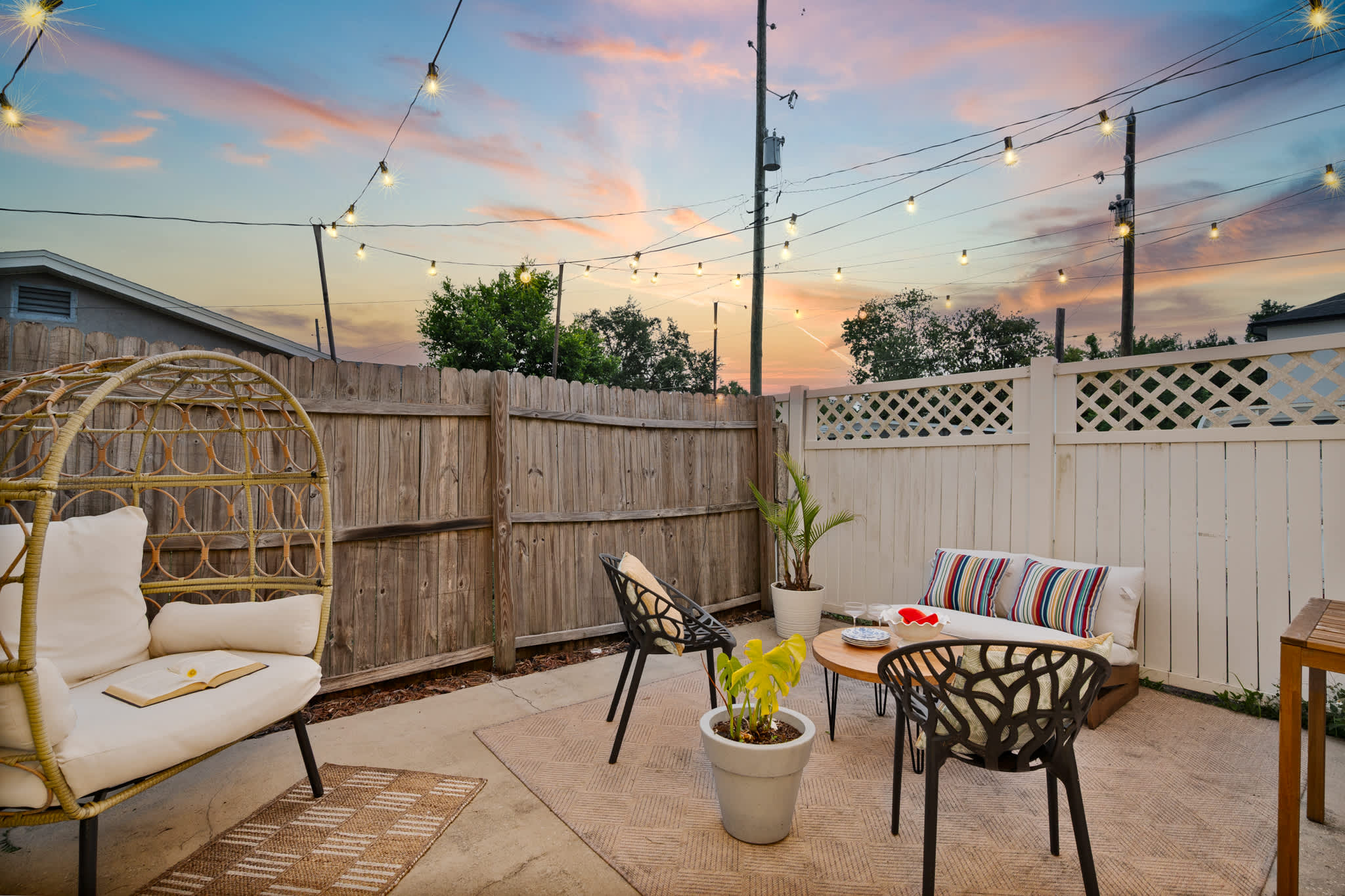 Cozy home w/full kitchen & workspace