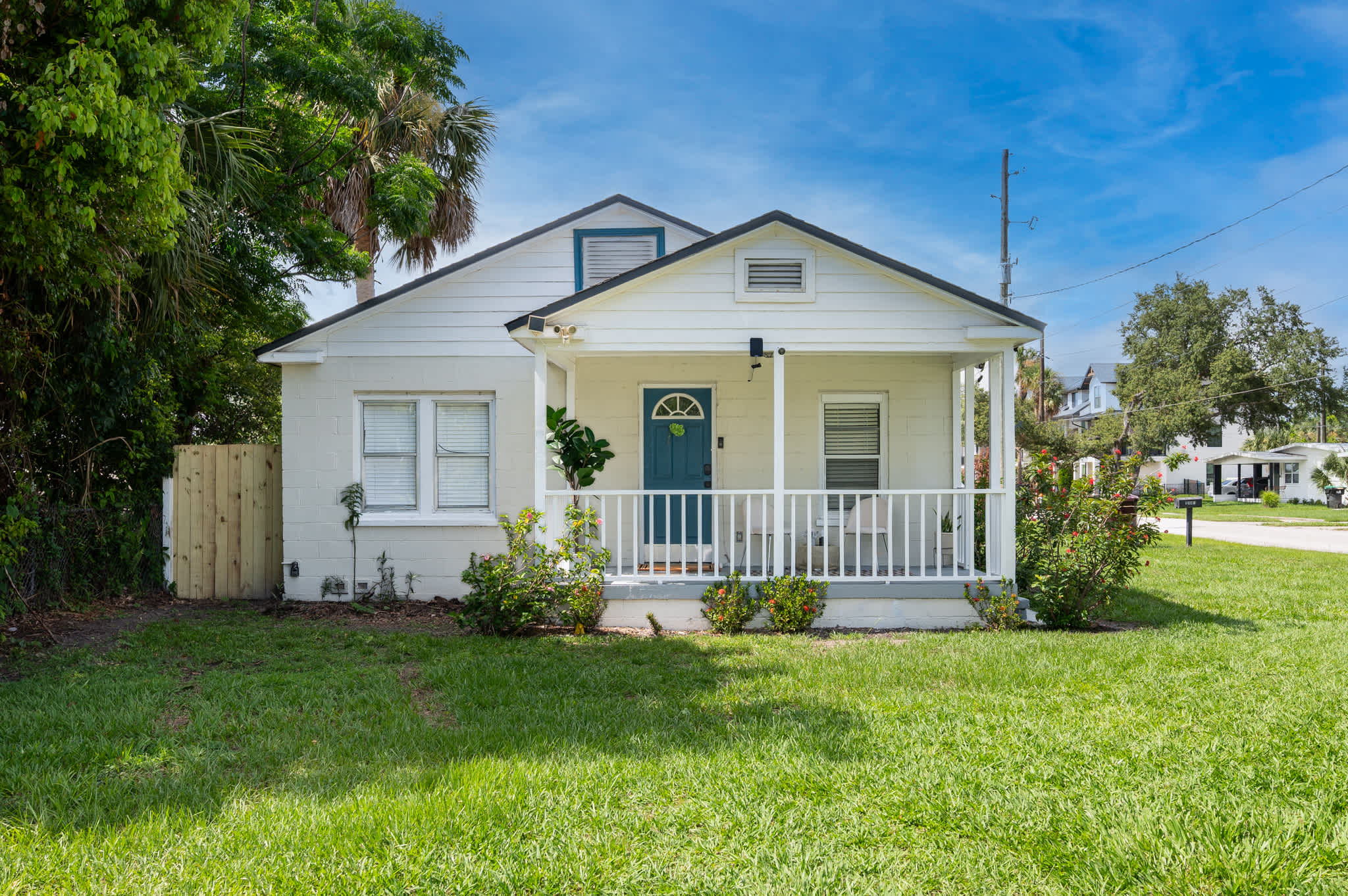 Cozy home w/full kitchen & workspace