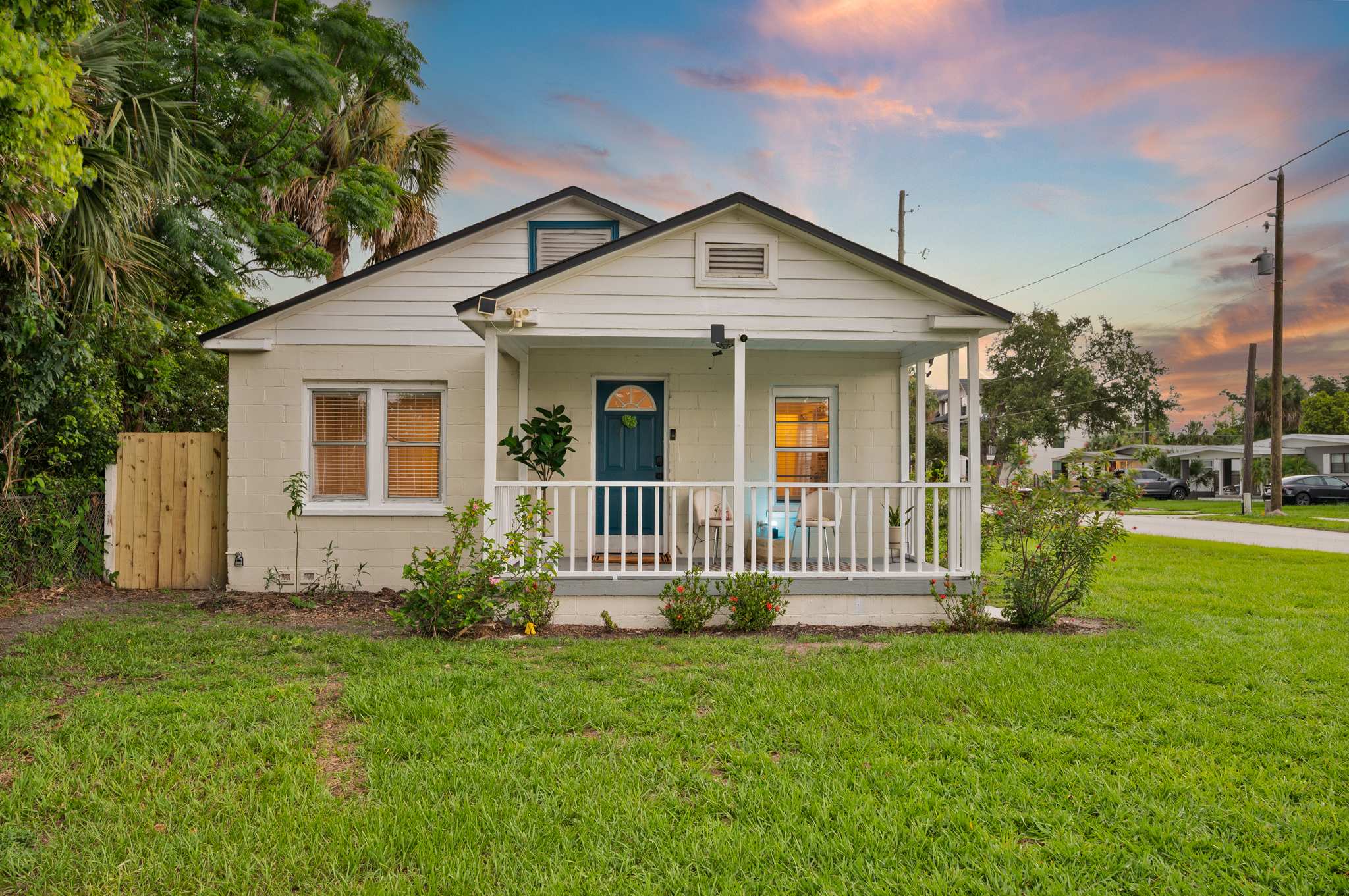 Cozy home w/full kitchen & workspace