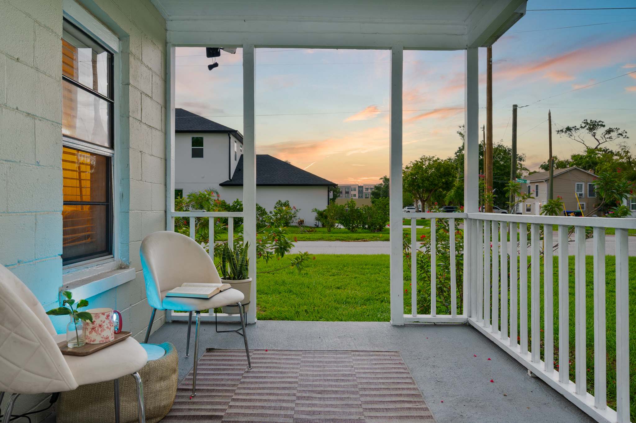 Cozy home w/full kitchen & workspace