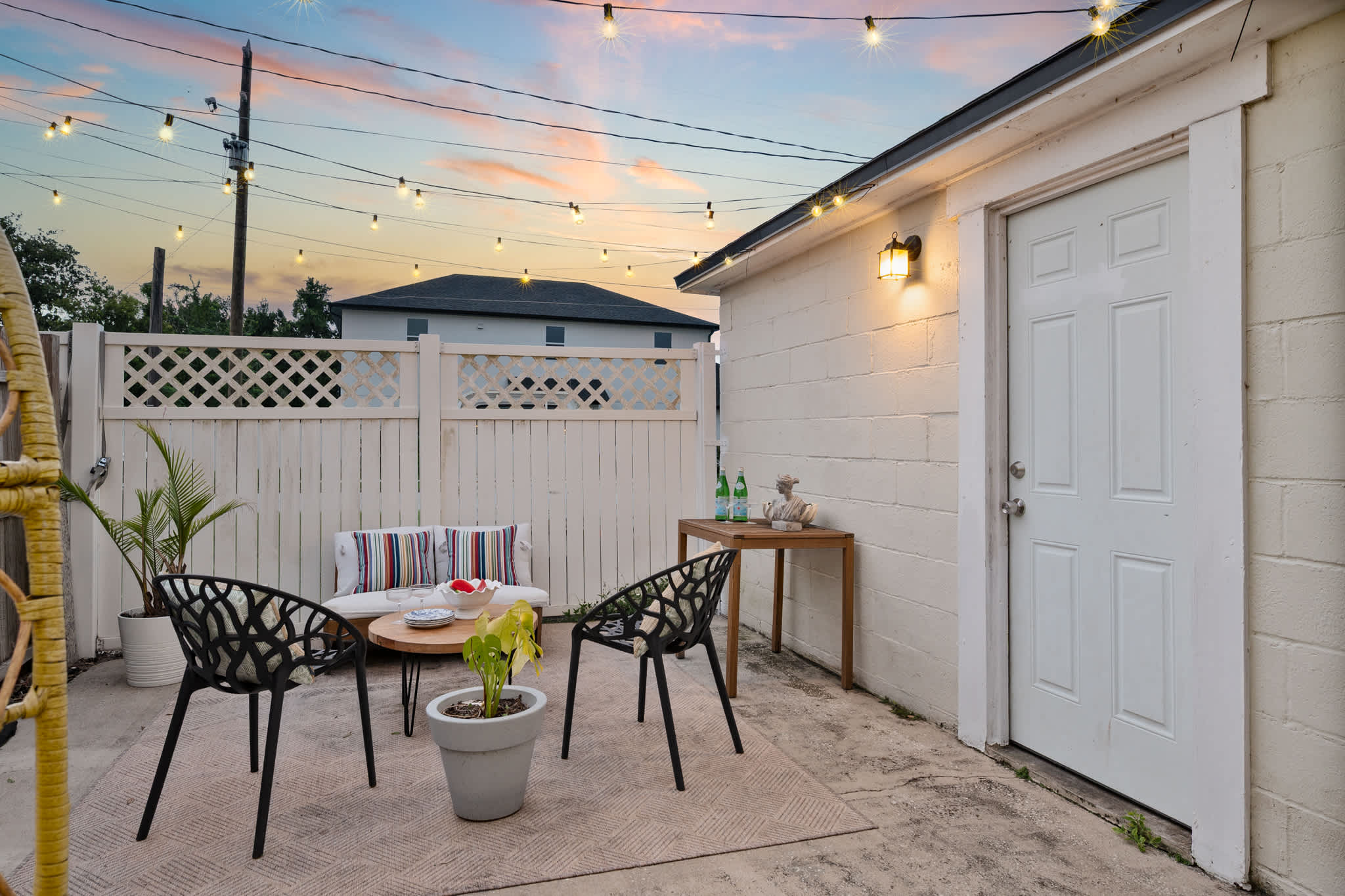 Cozy home w/full kitchen & workspace