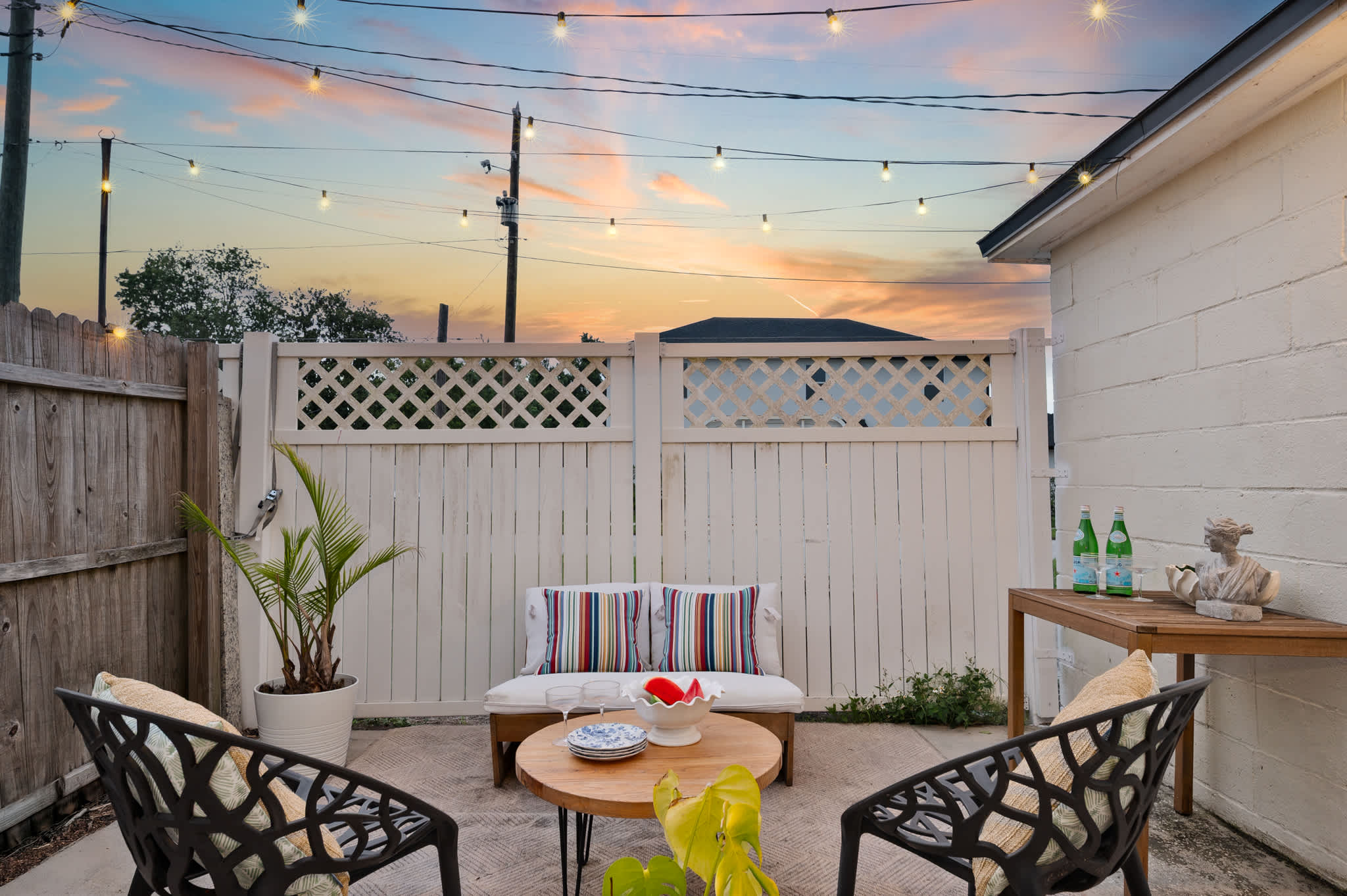 Your ideal spot for al fresco relaxation! Step onto this inviting patio and enjoy the Florida ambiance.