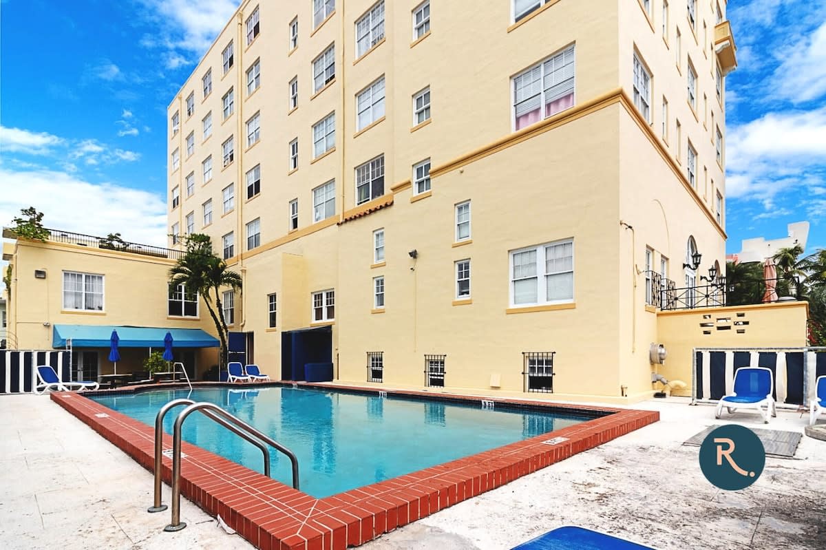 Charming Outdoor Pool And Modern Amenities - Relaxing South Beach Retreat - Bahamas
