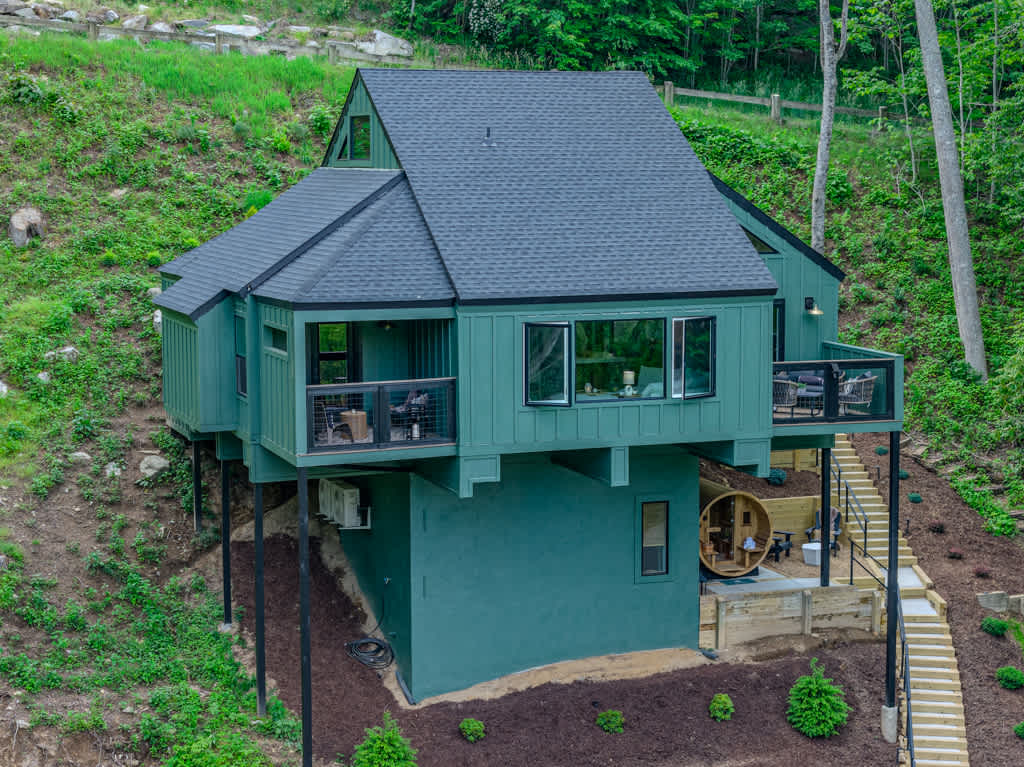 Sleeps 12~Stunning Views~Private Sauna~Fireplace