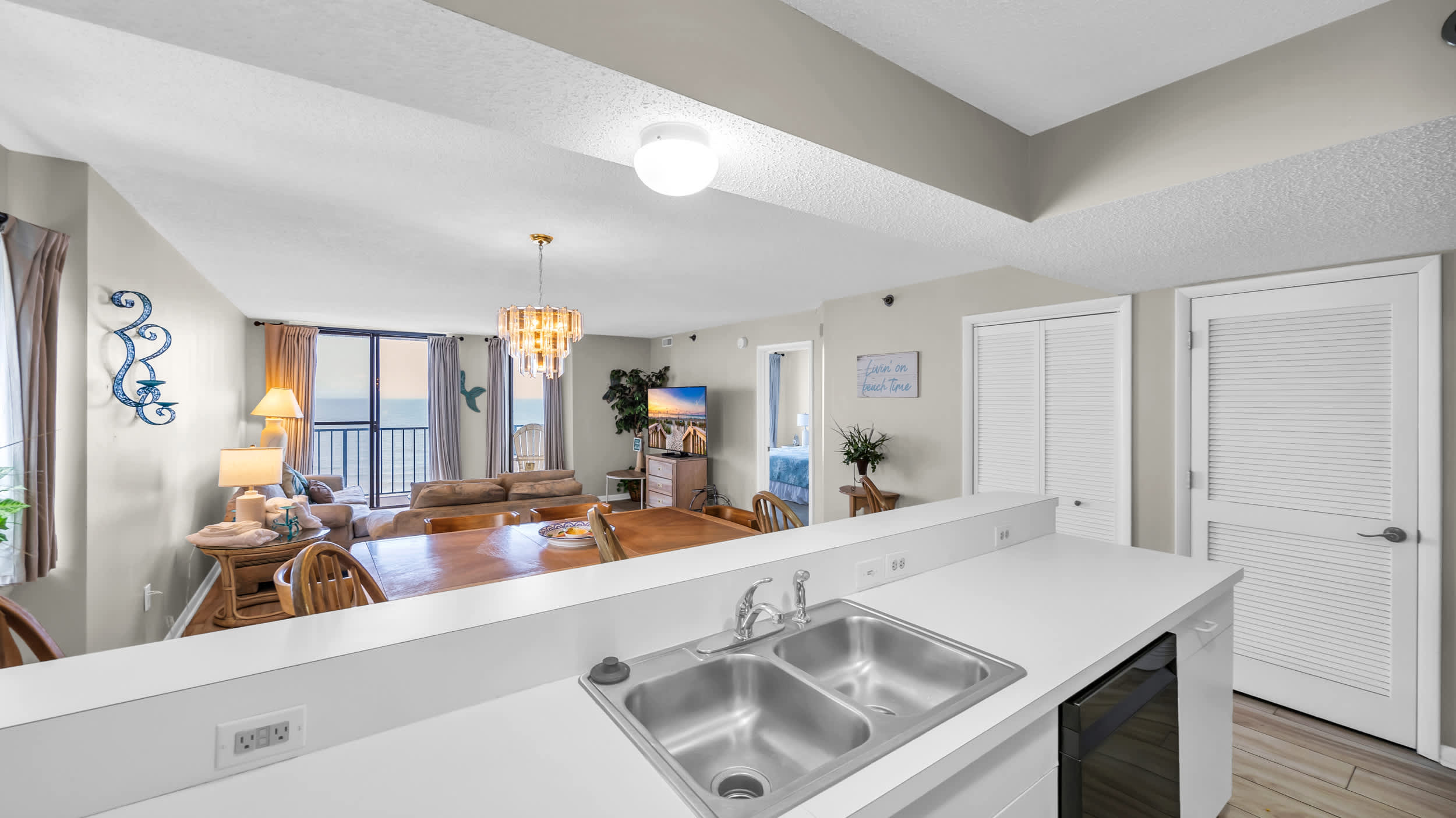 Huge Oceanfront End Unit Top Location with Pool