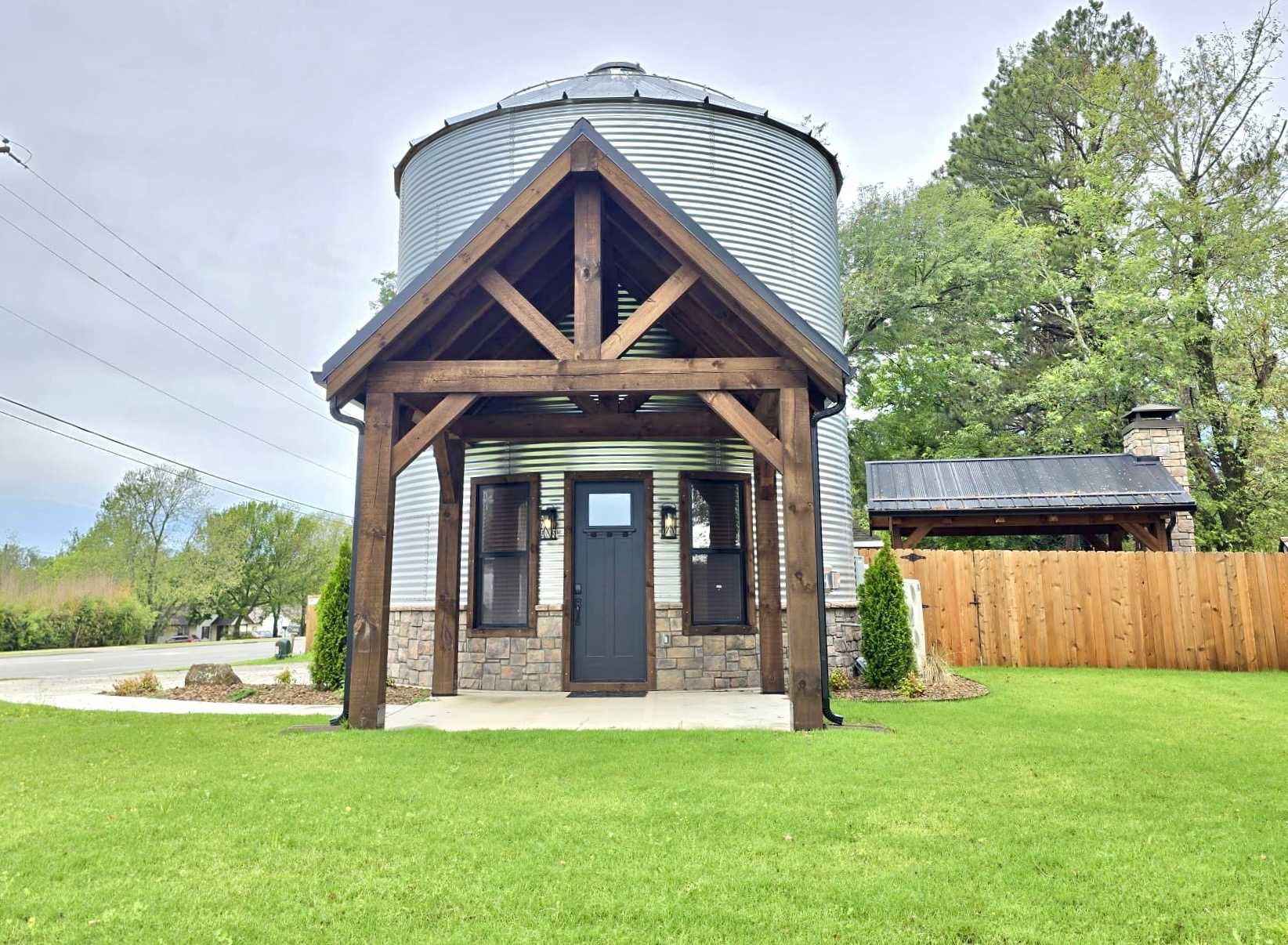 Stylish Outdoor Oasis With Modern Design - Unique Industrial Retreat - Springdale, AR