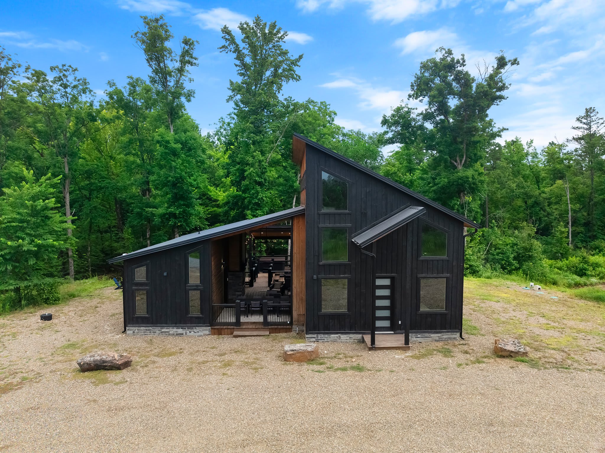 Bearly Creekin'-creekside luxury cabin