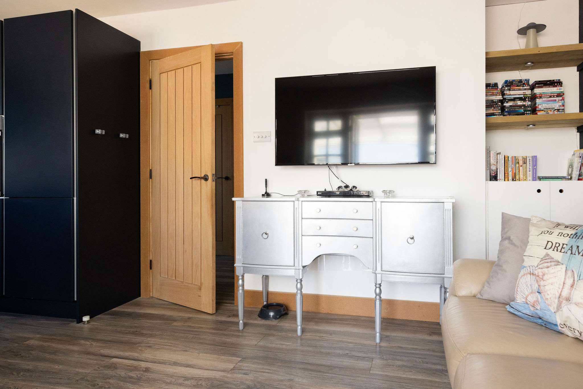 Smart TV, books, and games for cosy nights in