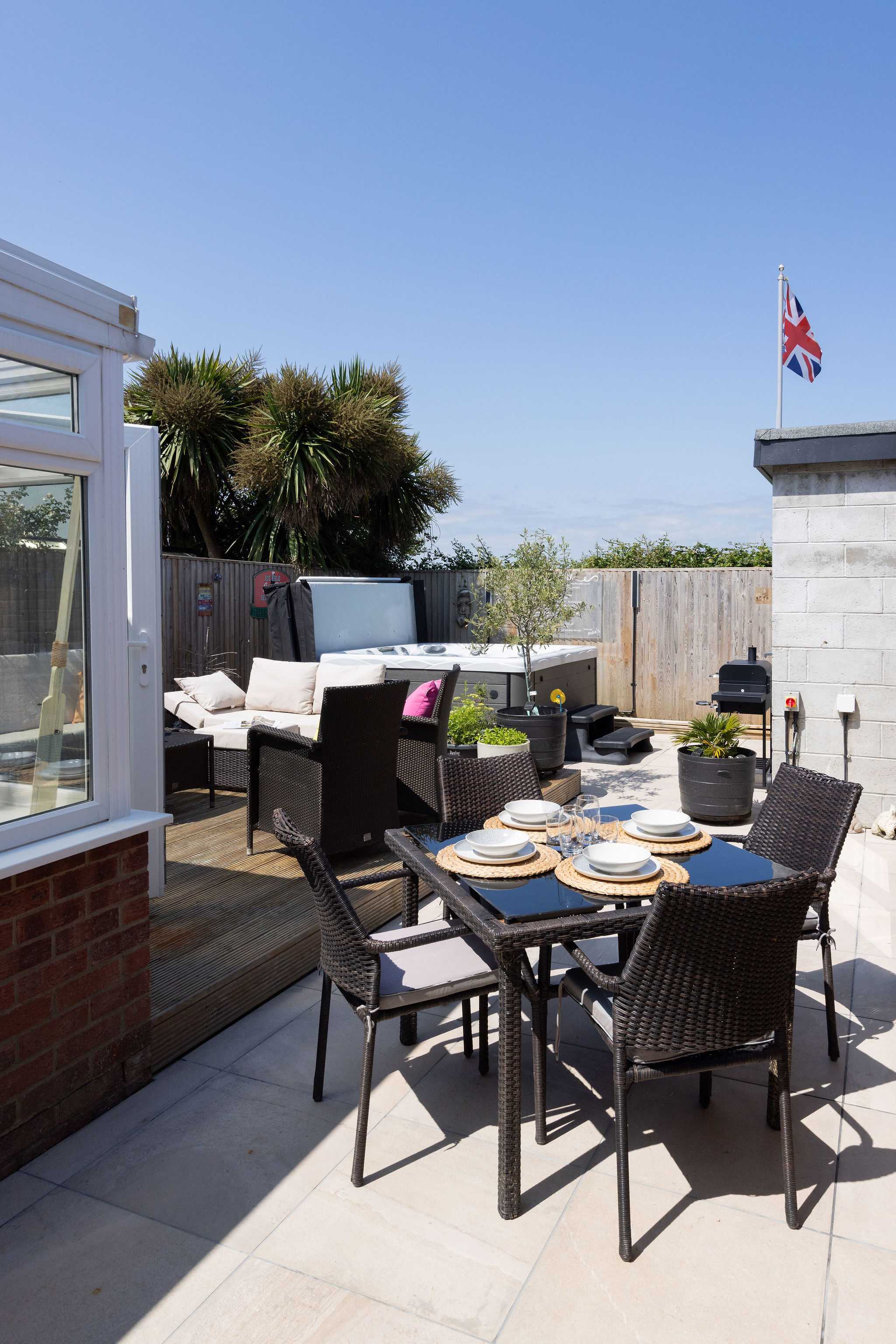 Outdoor dining for 4 beside the hot tub