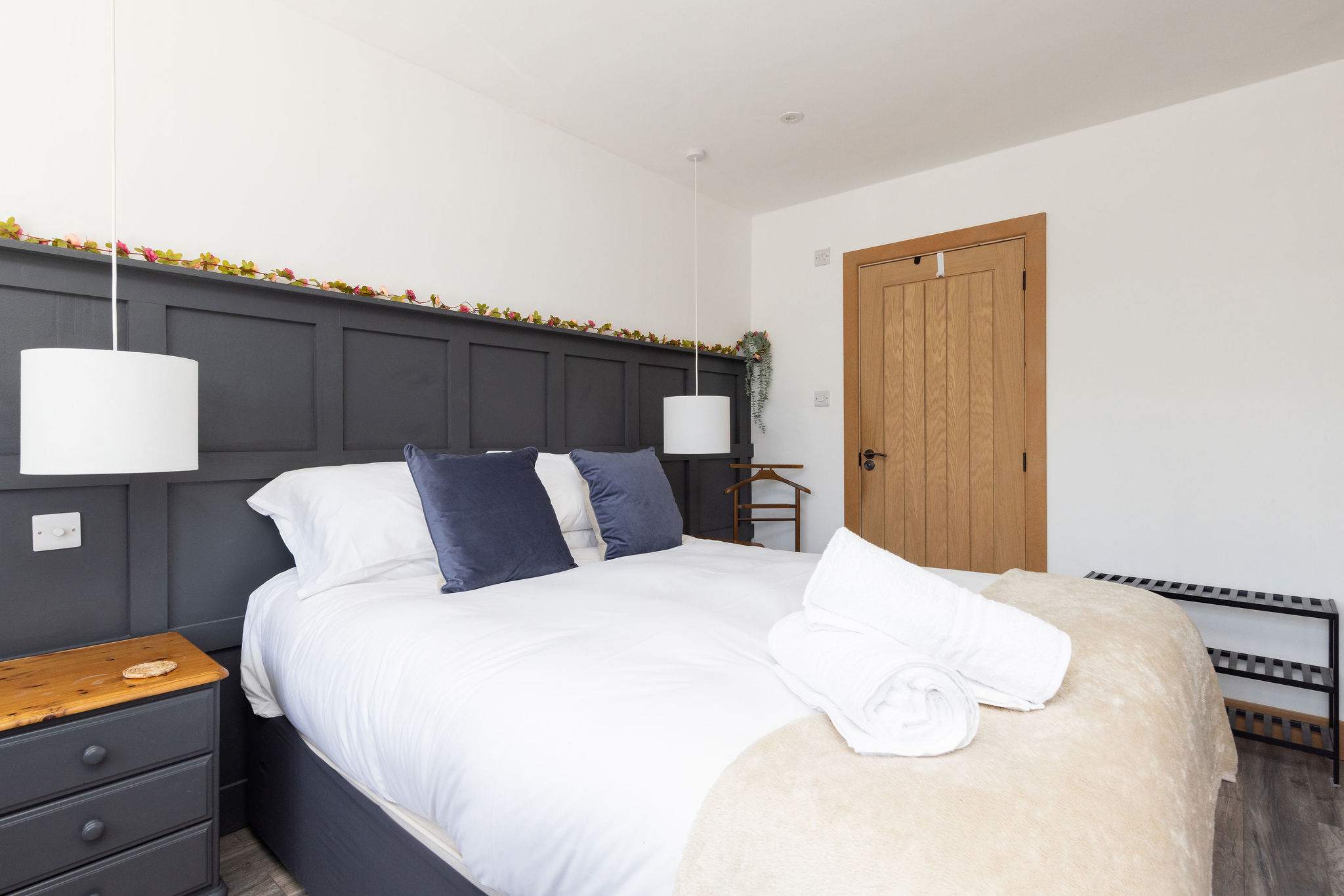 Relaxing space with hanging lights and modern touches