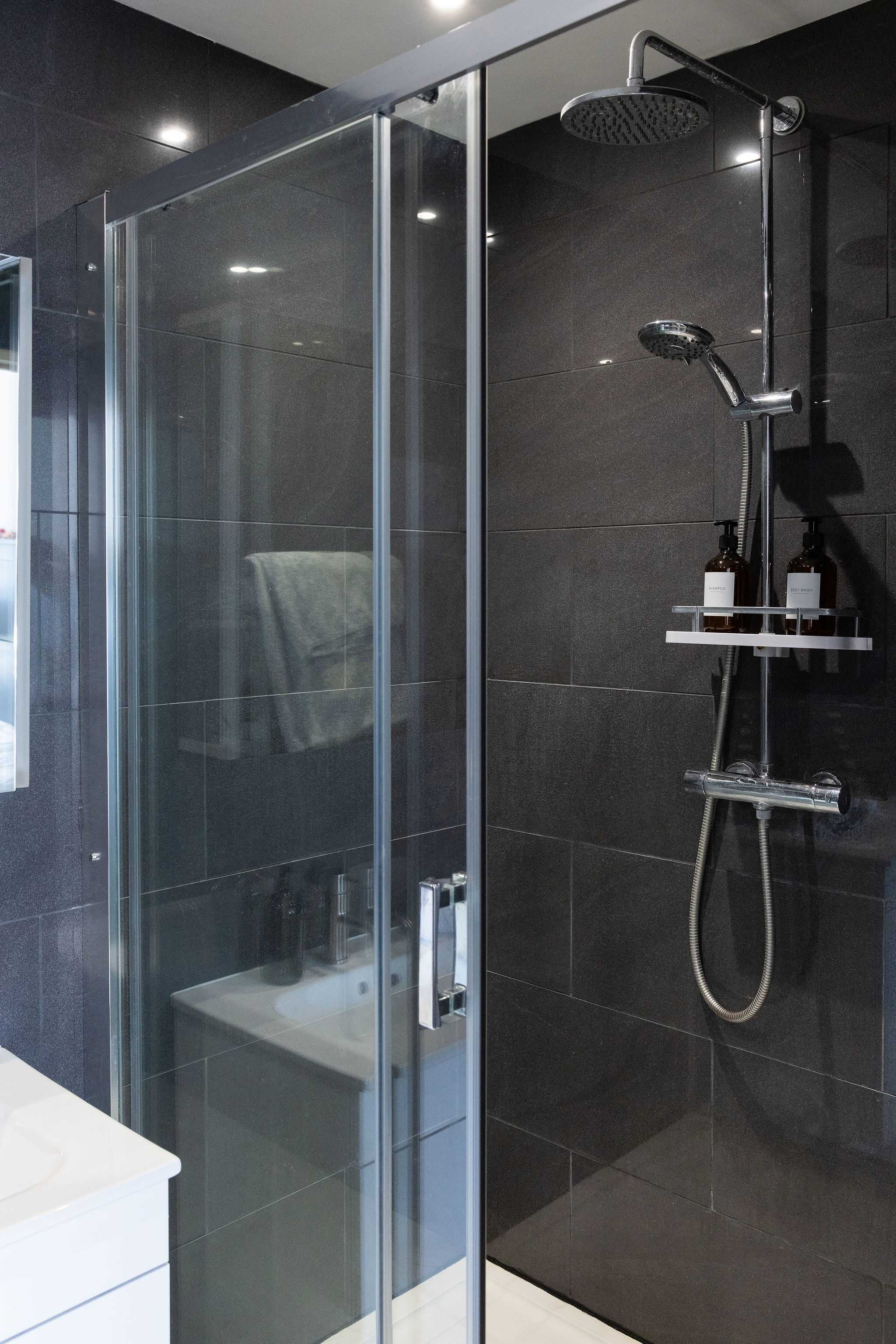 Powerful rain shower with quality toiletries