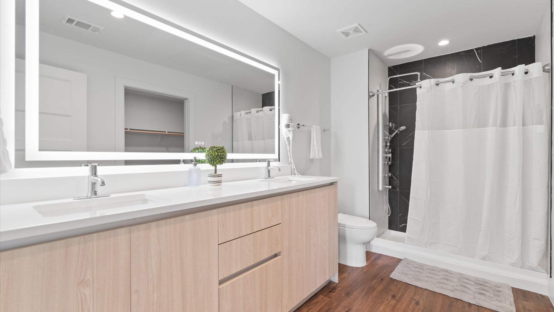 Spacious en-suite bathroom