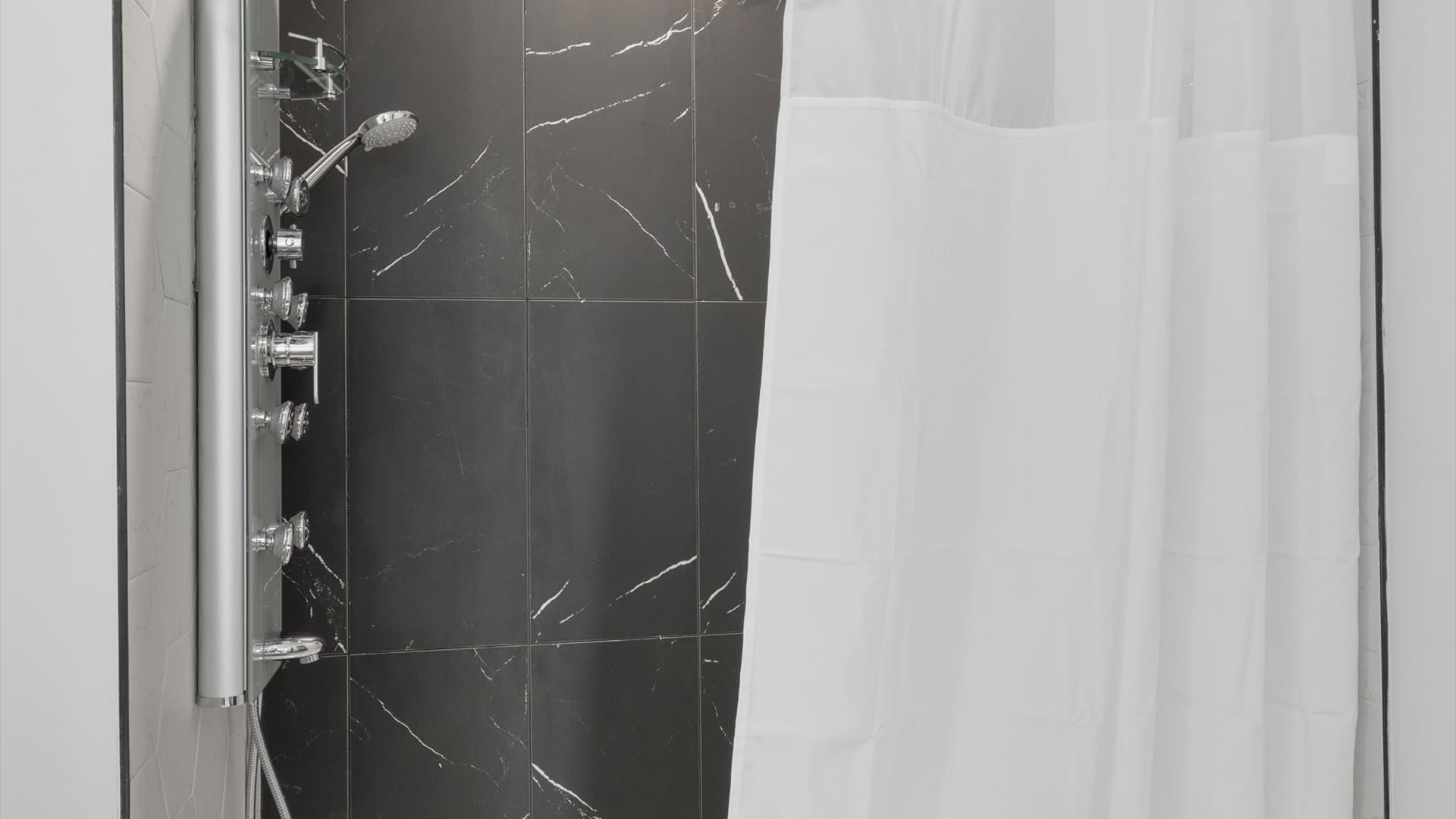 Spacious en-suite bathroom with standing shower