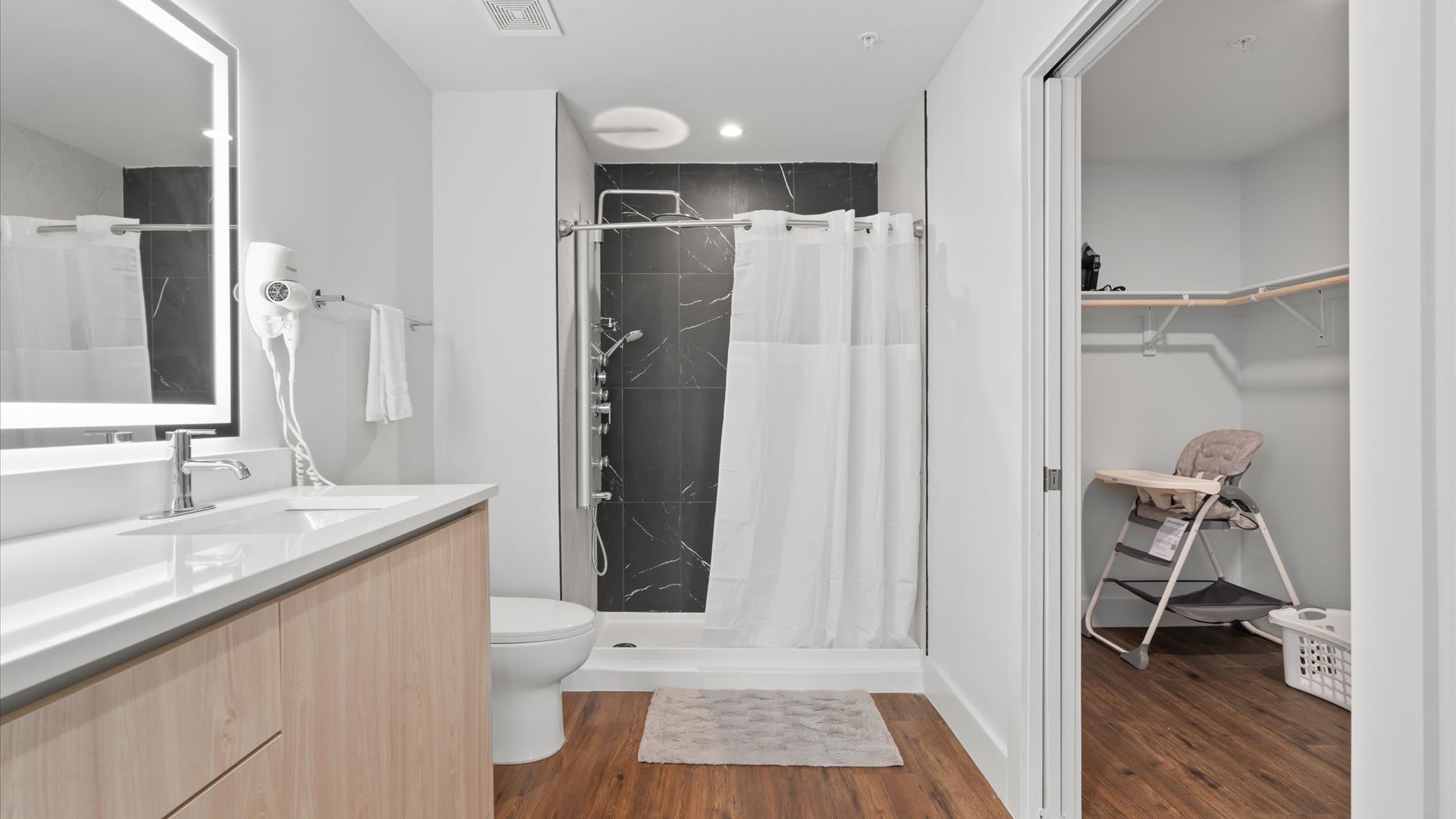 Spacious en-suite bathroom