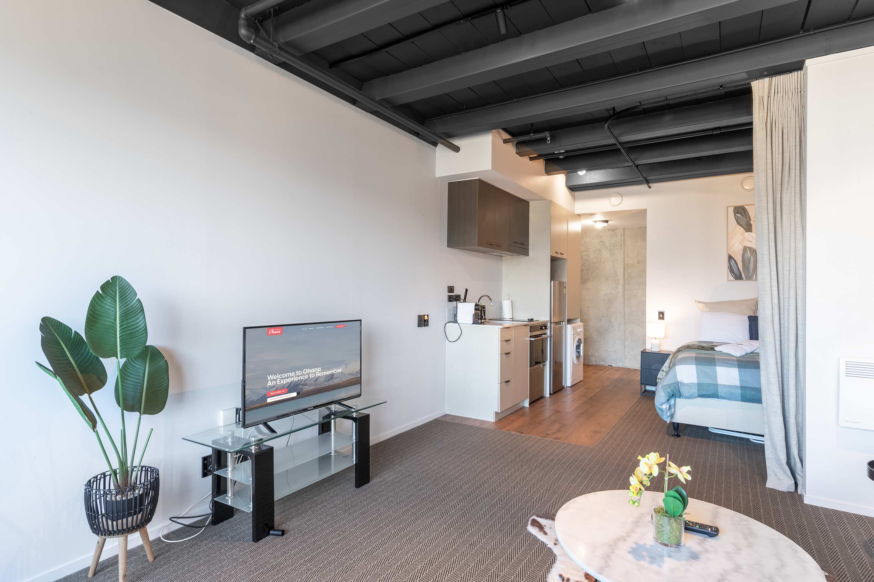 Cozy Studio – Private Balcony, Bath and Tub