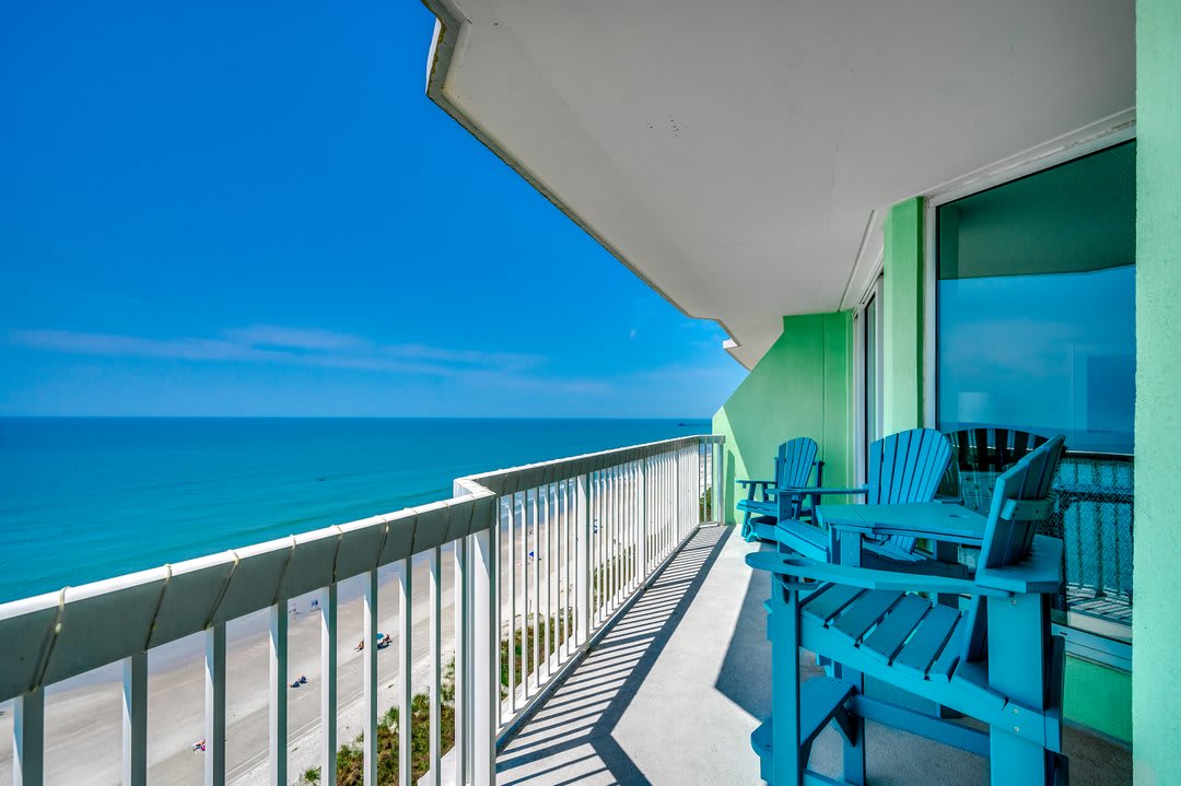 Oceanfront Modern Home w Lazy River and Pools