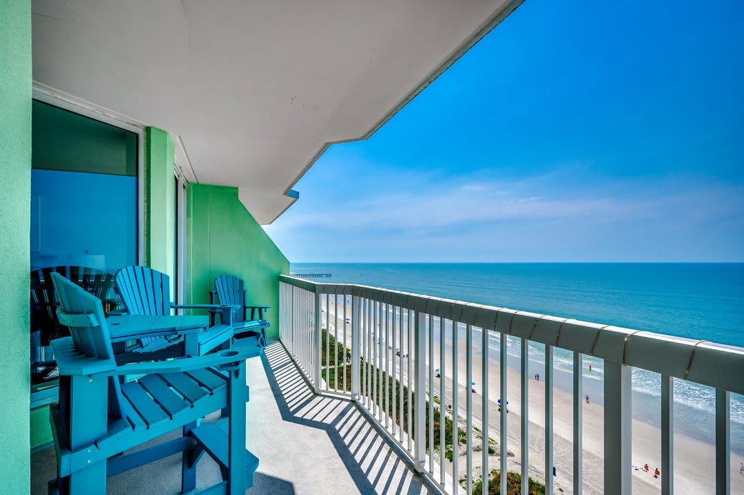 Oceanfront Modern Home w Lazy River and Pools