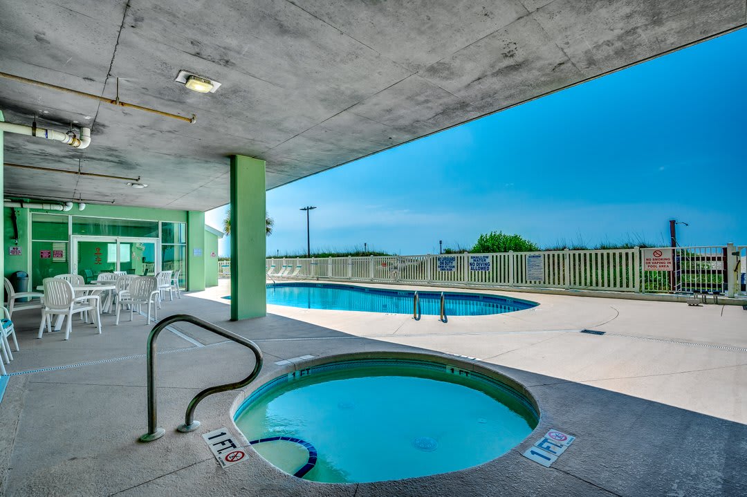 Oceanfront Modern Home w Lazy River and Pools
