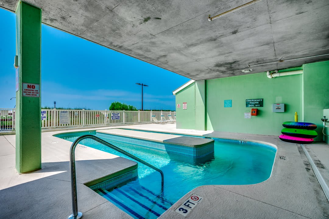 Oceanfront Modern Home w Lazy River and Pools