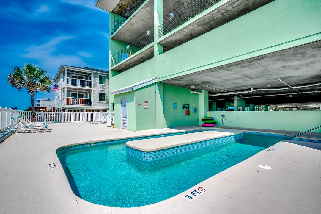Oceanfront Modern Home w Lazy River and Pools