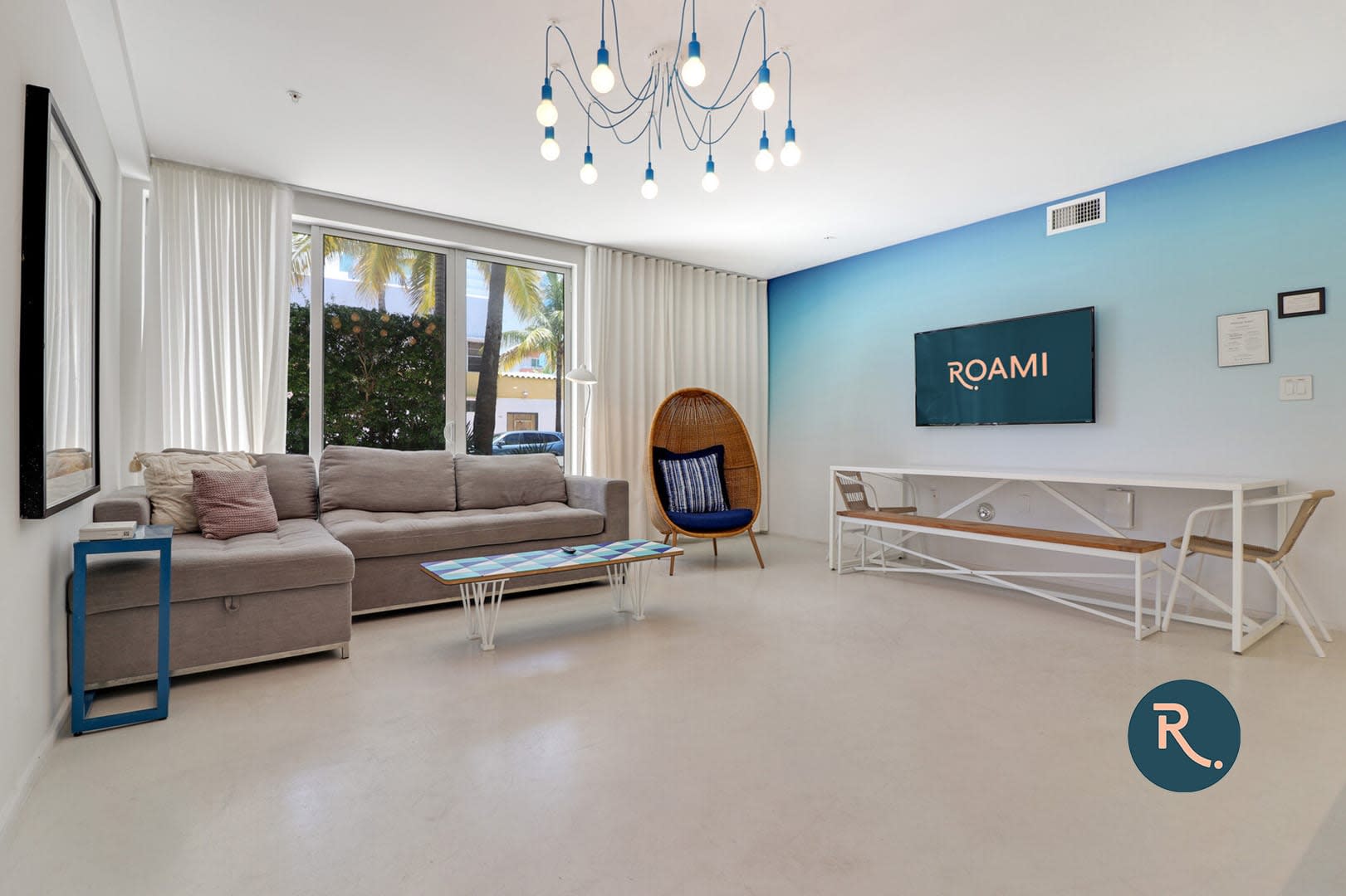 Rooftop Pool And Spacious Living - Charming South Beach Retreat - South Beach, FL