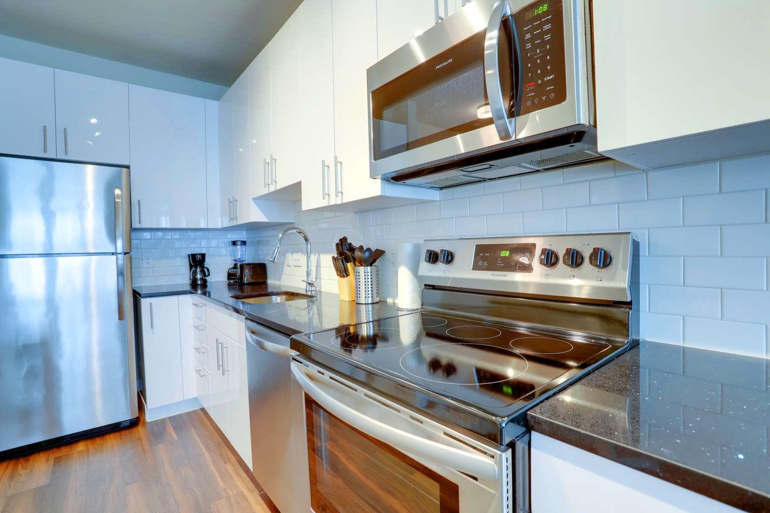 Quiet Apartment with Amazing Amenities @Alexandria - Photo 8