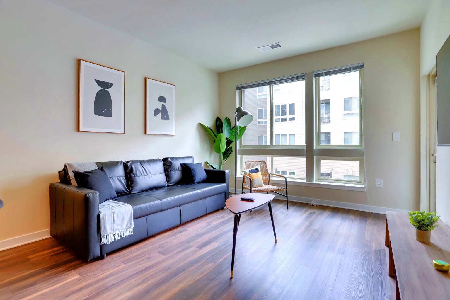 Quiet Apartment with Amazing Amenities @Alexandria - Photo 5