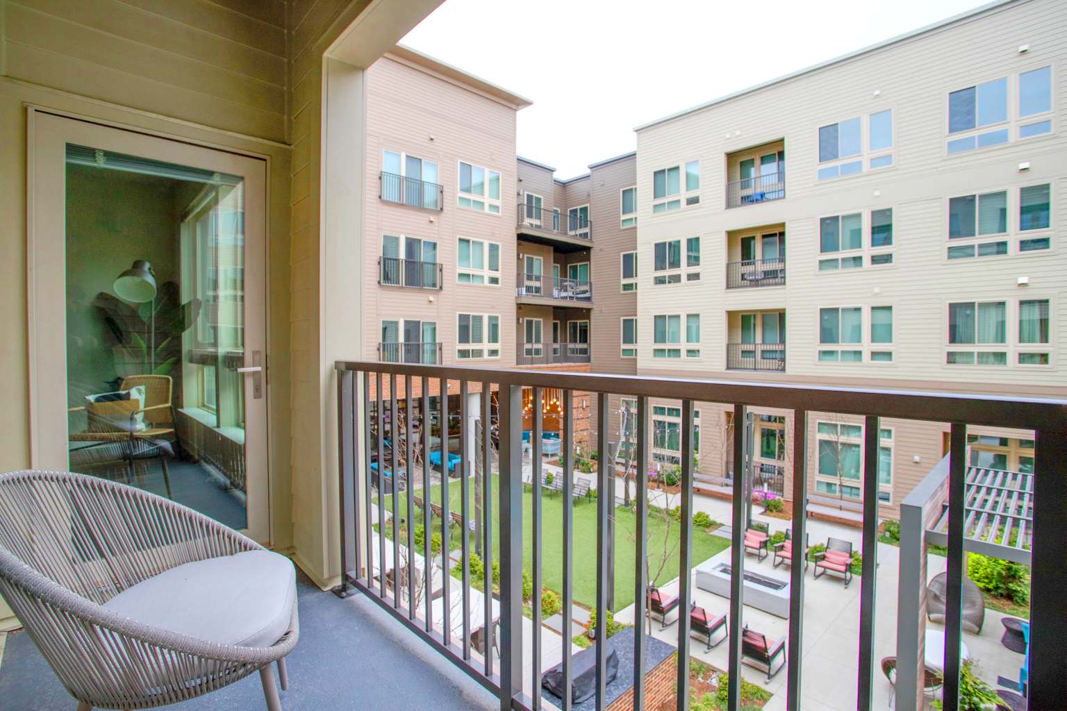 Quiet Apartment with Amazing Amenities @Alexandria - Photo 13