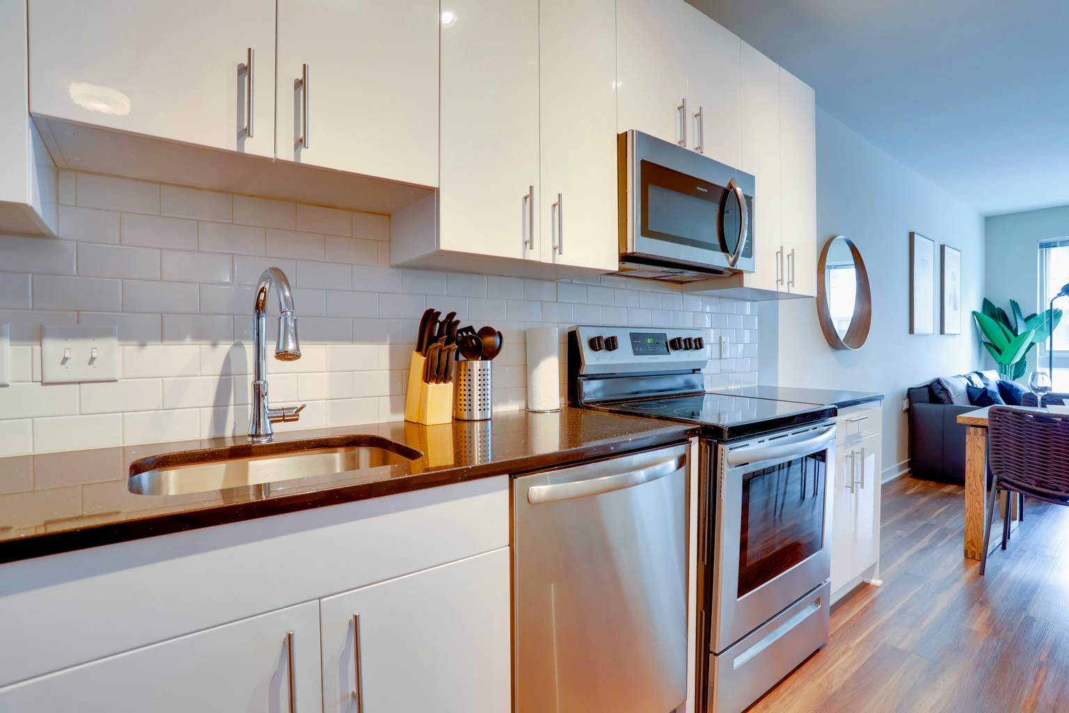 Quiet Apartment with Amazing Amenities @Alexandria - Photo 9