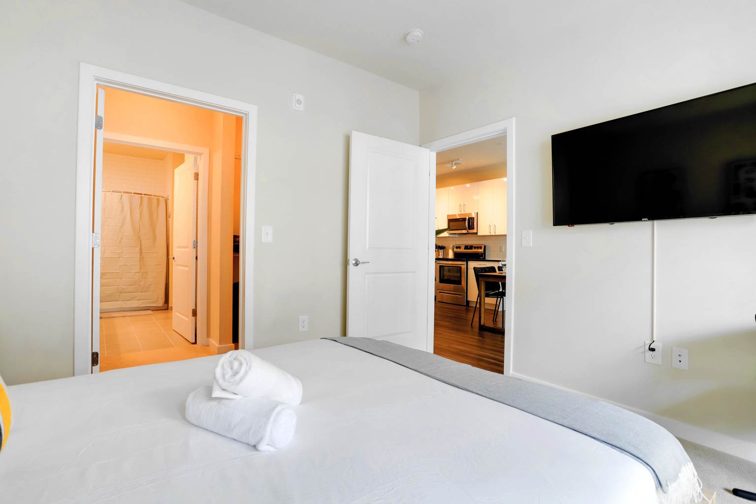 Quiet Apartment with Amazing Amenities @Alexandria - Photo 12