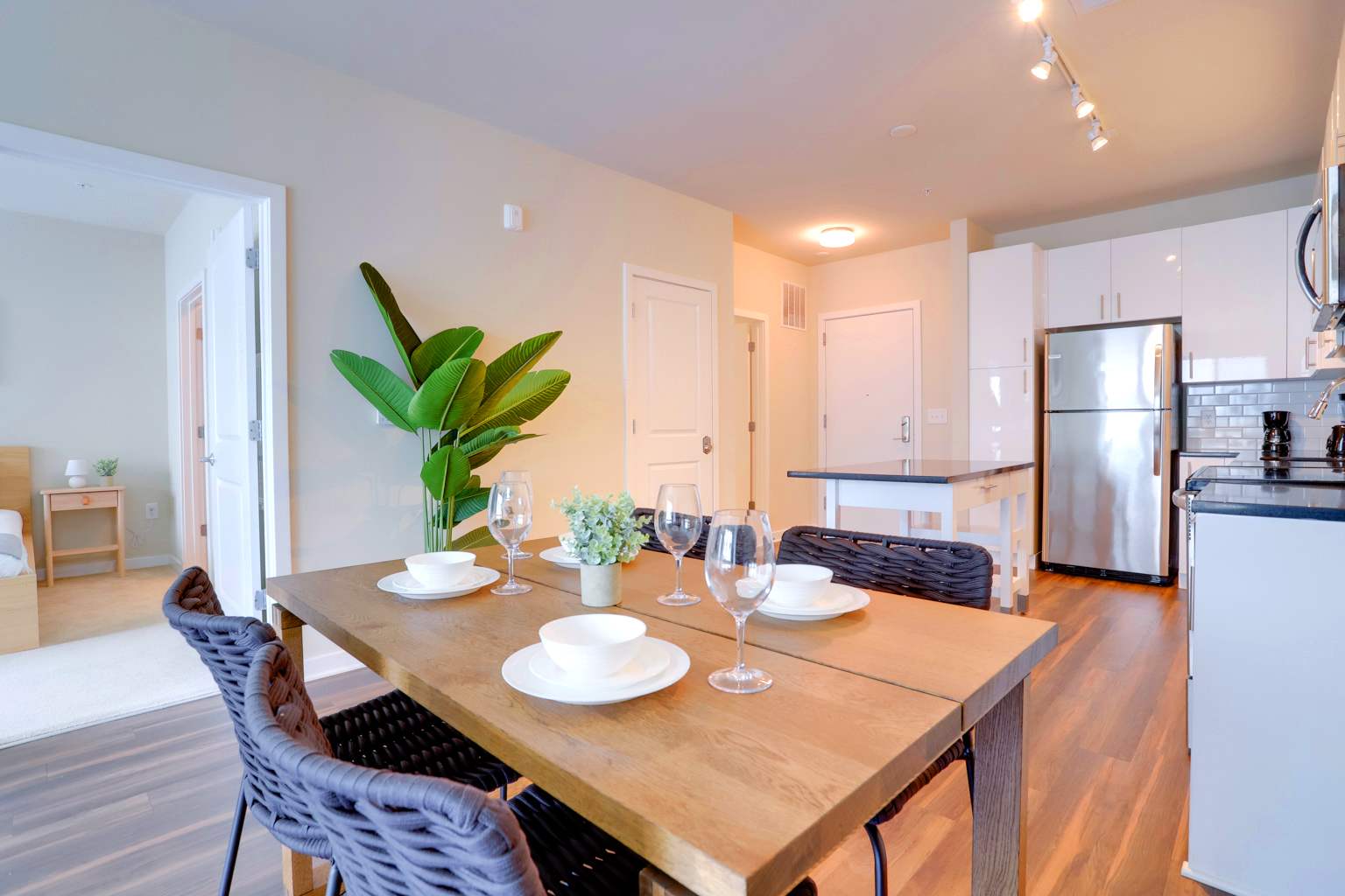 Quiet Apartment with Amazing Amenities @Alexandria - Photo 7