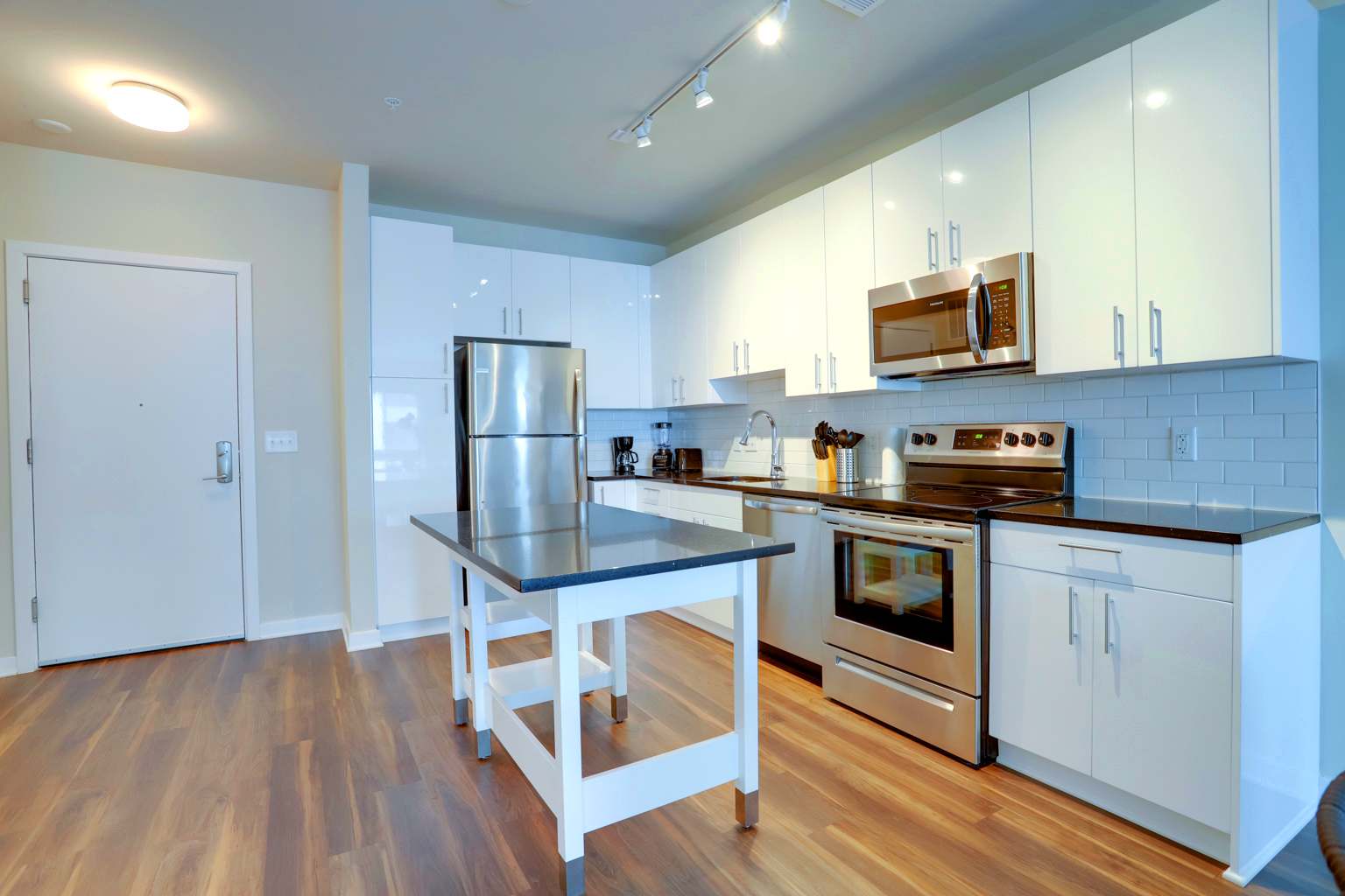 Quiet Apartment with Amazing Amenities @Alexandria - Photo 10