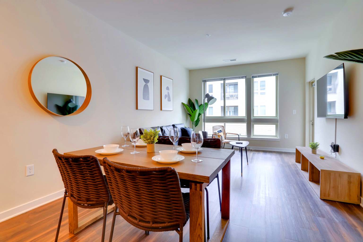 Quiet Apartment with Amazing Amenities @Alexandria - Photo 3