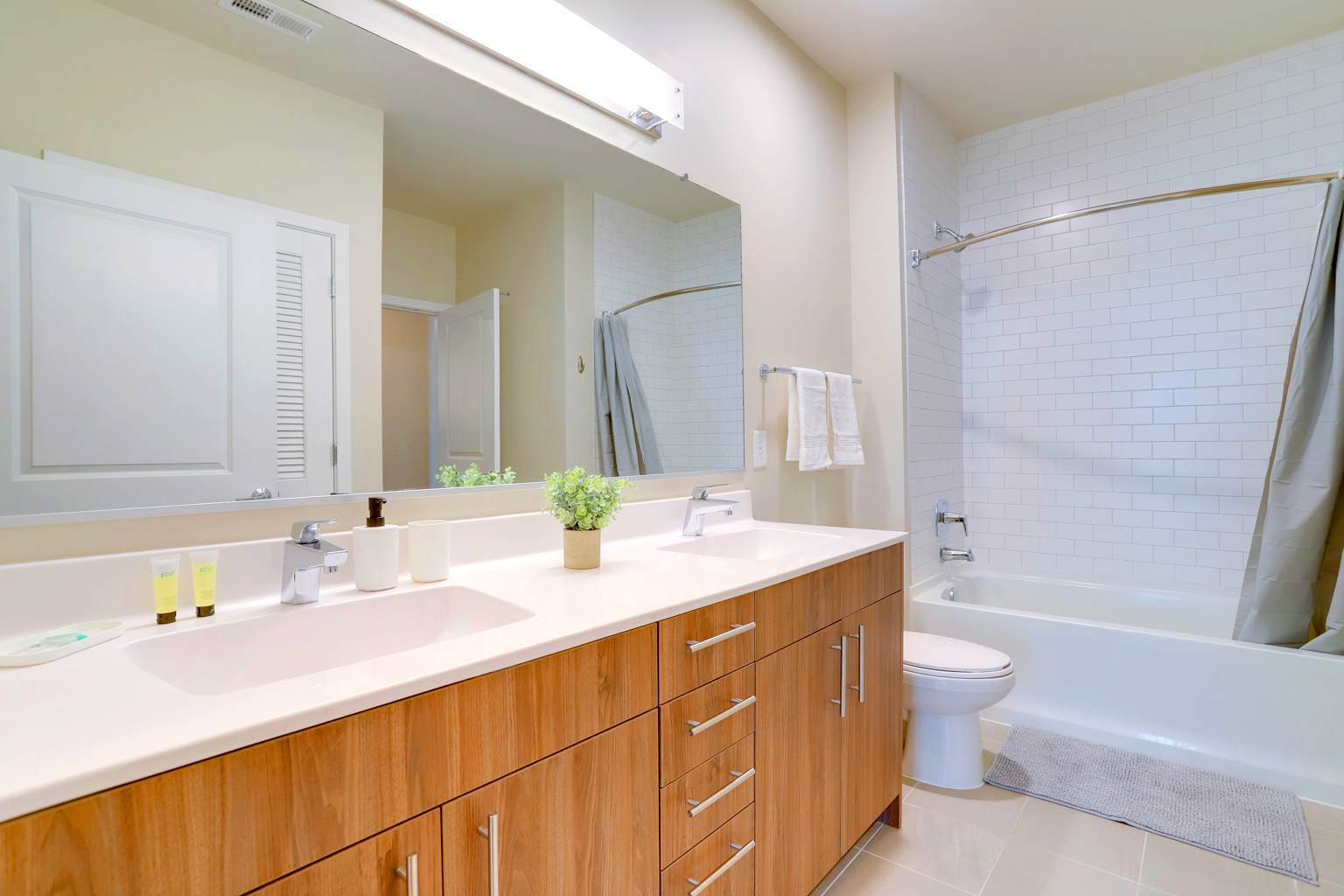 Quiet Apartment with Amazing Amenities @Alexandria - Photo 22