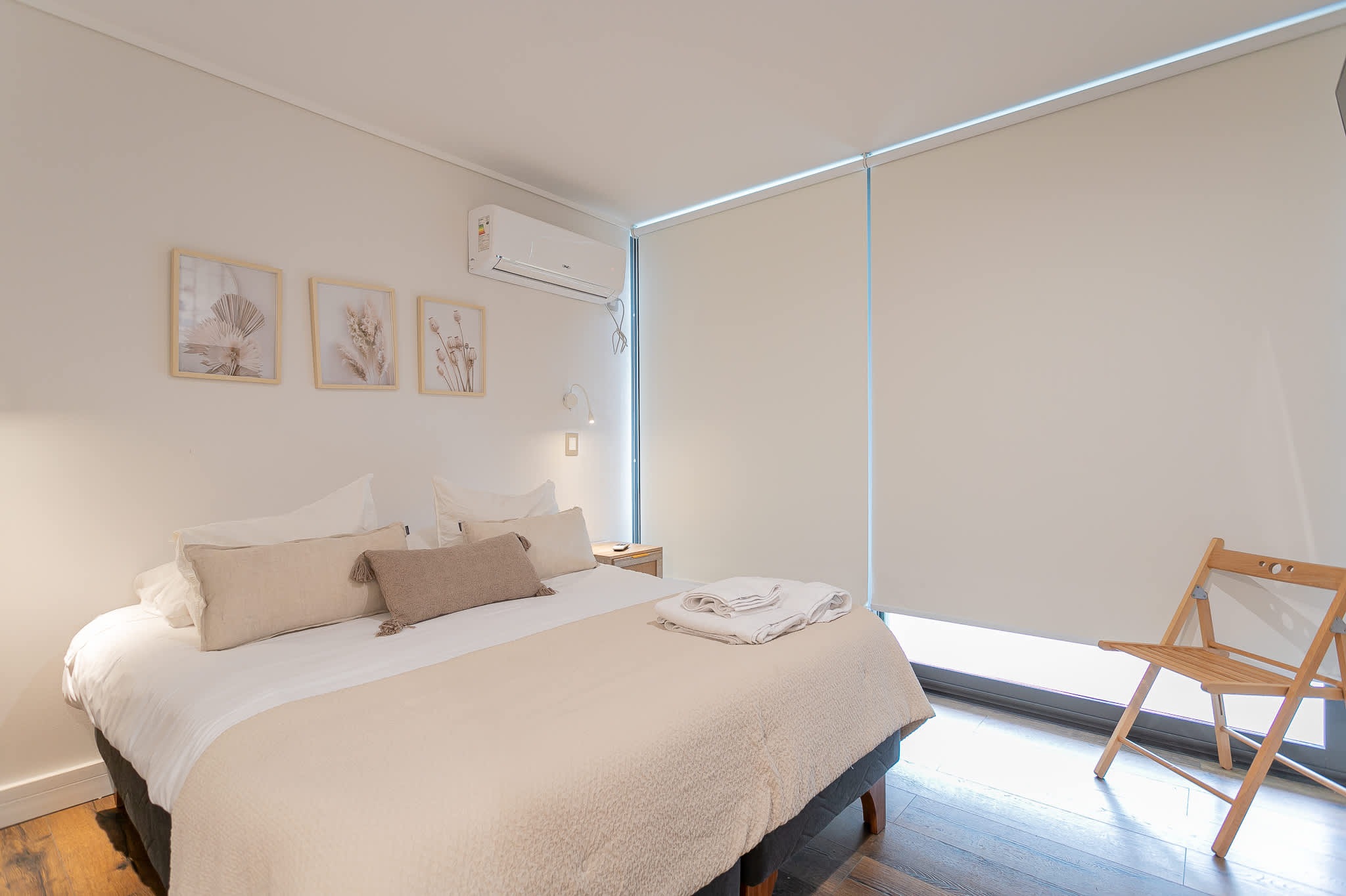 Relax in this serene bedroom with cozy bedding, soft lighting, and modern decor – your perfect retreat in the heart of Chile.