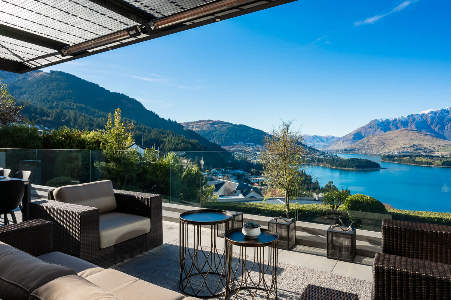 The spacious deck offers stunning panoramic views of Lake Wakatipu and the Remarkables mountain range. It’s the perfect spot to relax and soak in Queenstown’s natural beauty.