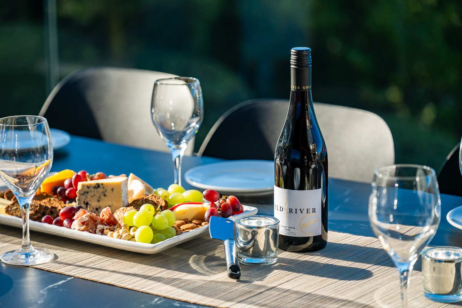 Step outside to the deck to experience Queenstown’s fresh air and spectacular scenery every day. The BBQ area makes outdoor cooking effortless and enjoyable.