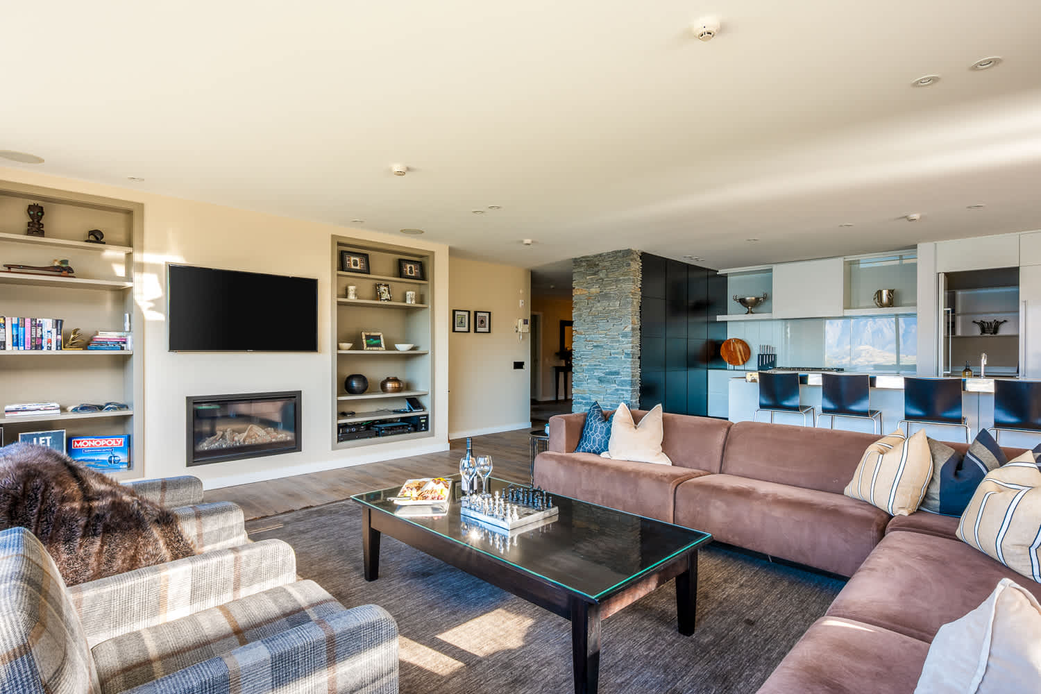 Relax on plush sofas while streaming your favorite shows on the smart TV. This cozy space is perfect for downtime after exploring Queenstown’s outdoor adventures.
